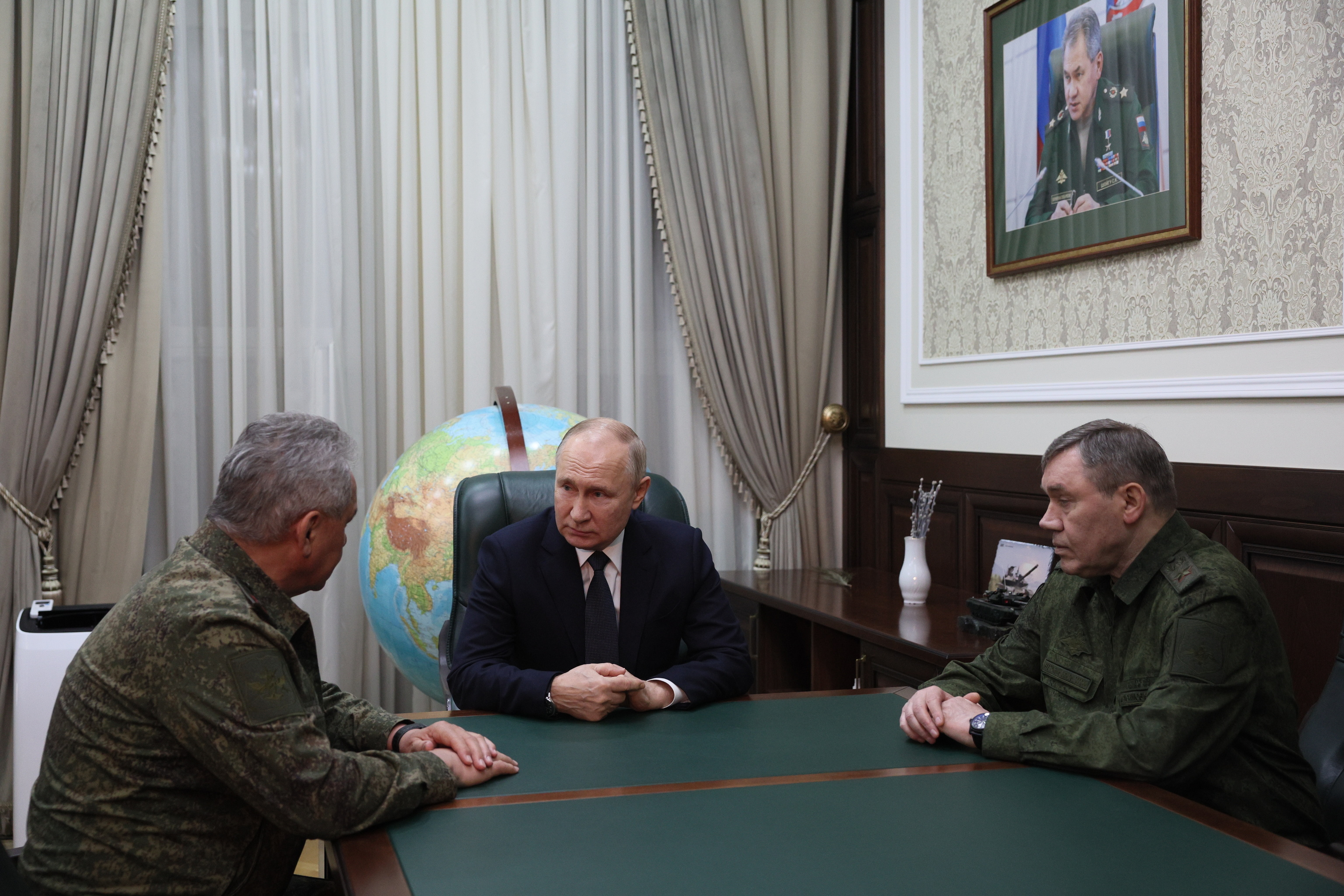 Vladimir Putin con el ministro de Defensa, Sergei Shoigu (izda), y jefe del Estado Mayor, Valeri Gueras