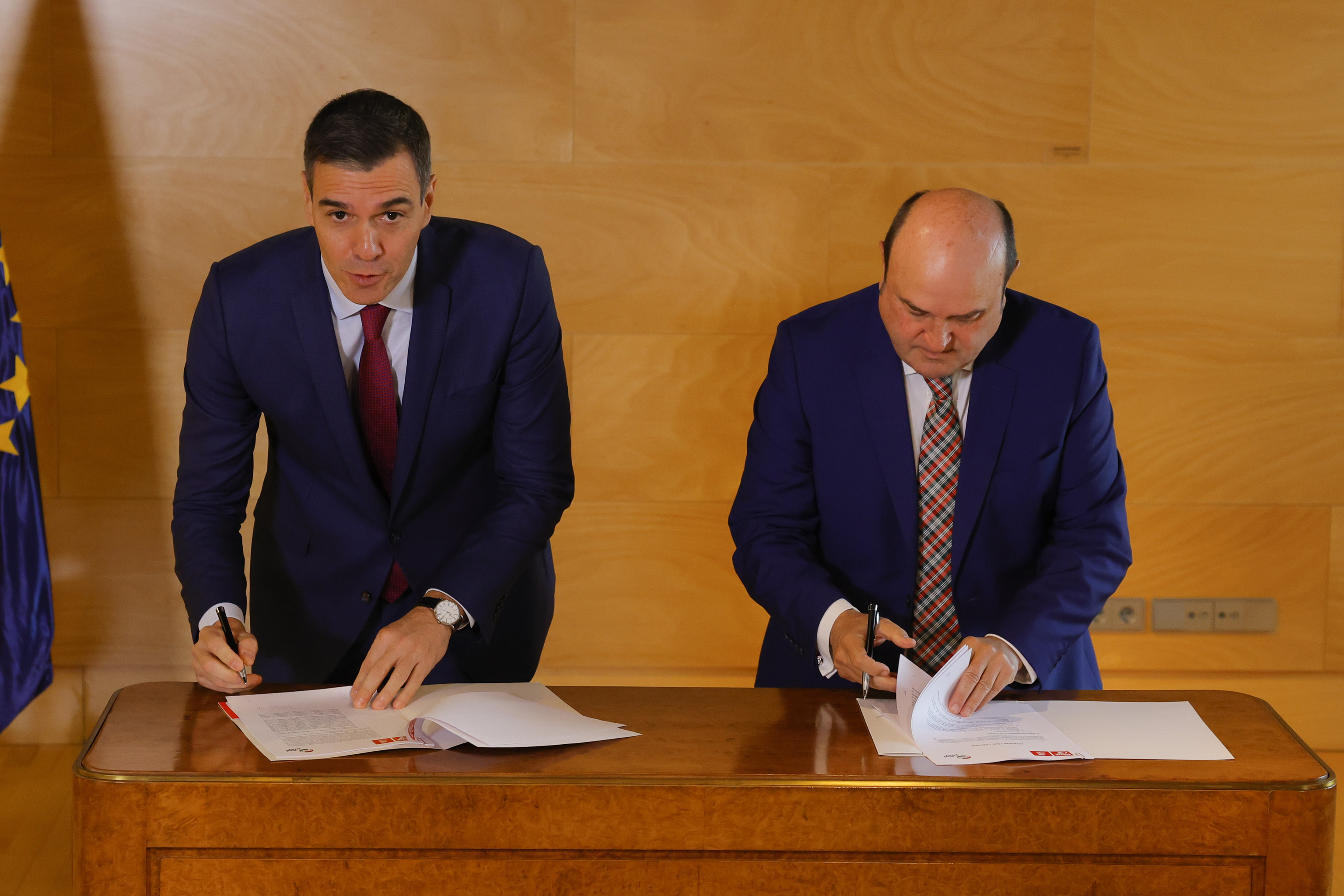 Pedro Snchez y Andoni Ortuzar, durante la firma del acuerdo entre PSOE y PNV.