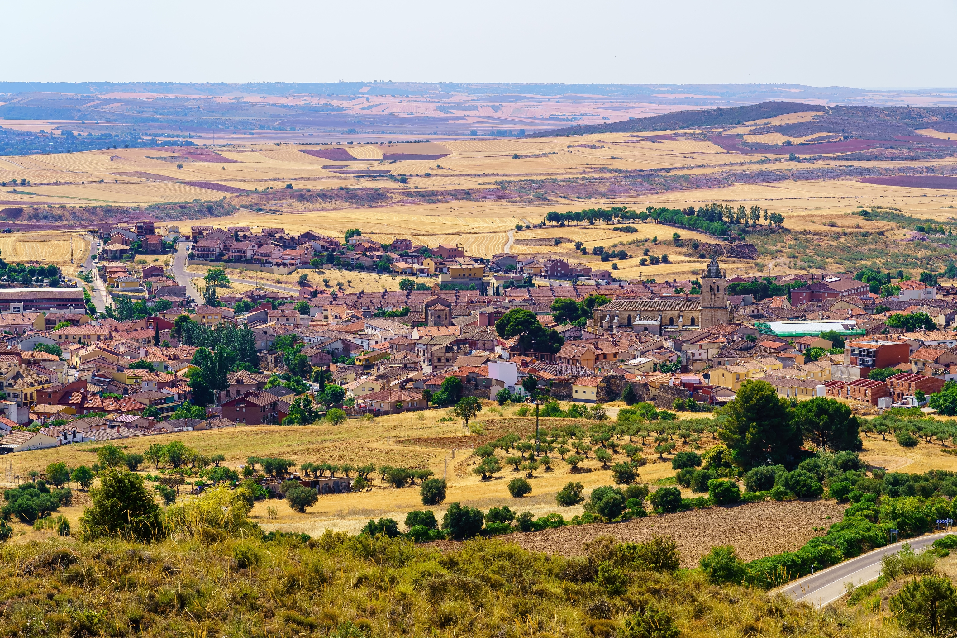 Vista aérea del pueblo en el valle del Jarama.