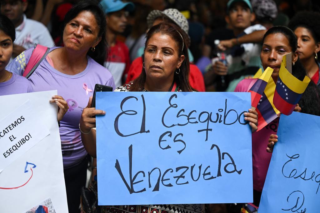 Venezolanos apoyando el referéndum sobre el territorio en discordia del Esequibo, en Caracas.