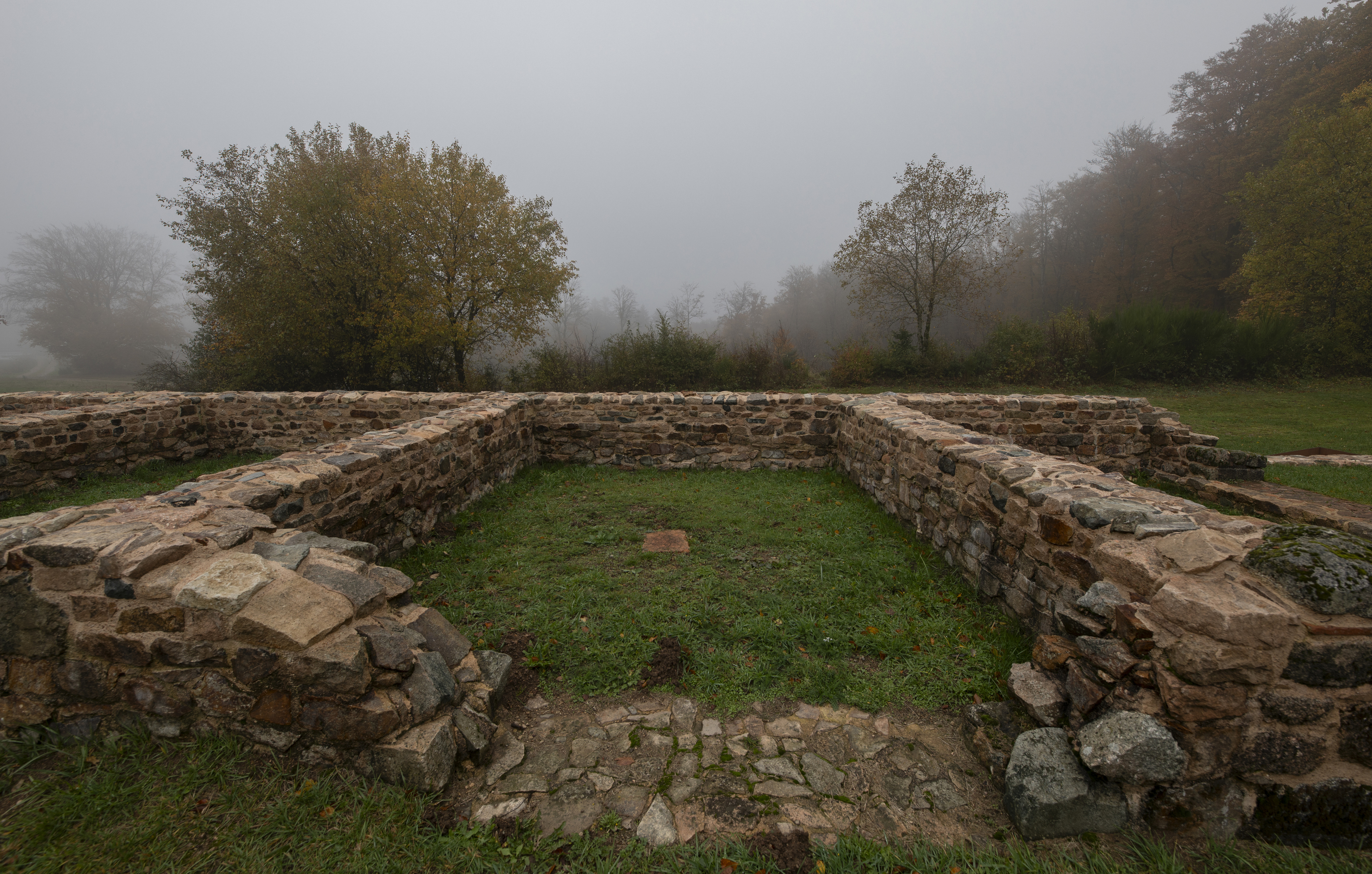 Restos del 'oppidum' en el yacimiento arqueológico de Bibracte.