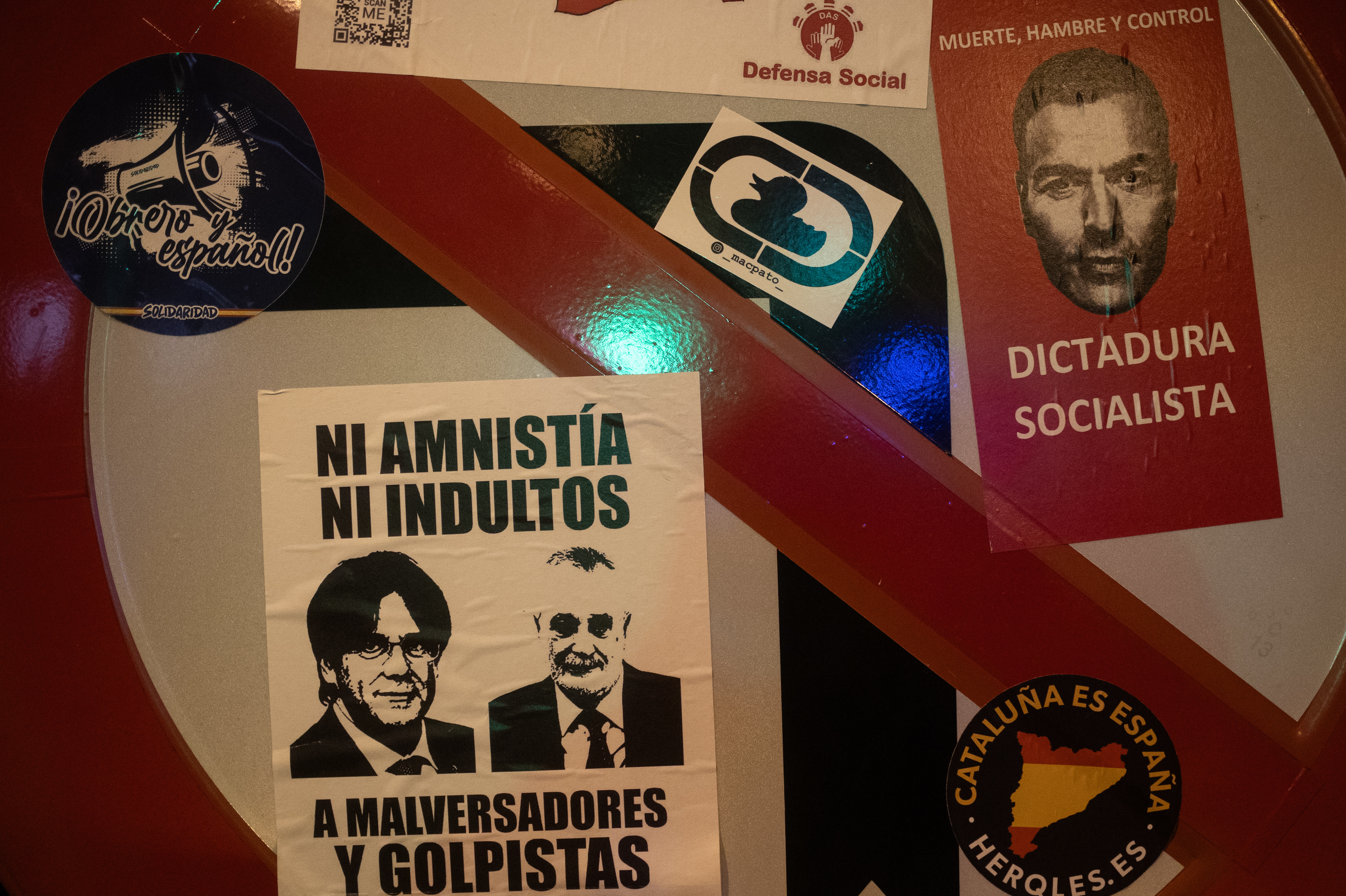 Detalle de varias pegatinas colocadas en una seal vial, durante una protesta contra la amnista, frente a la sede del PSOE en Madrid.
