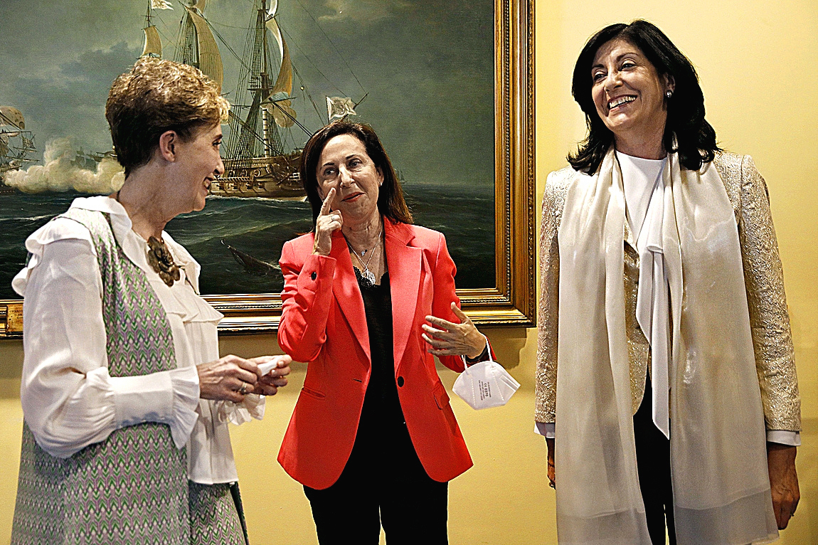 De derecha a izquierda: la directora del CNI, Esperanza Casteleiro, la  ministra de Defensa, Margarita Robles, y la ex directora del CNI, Paz Esteban.