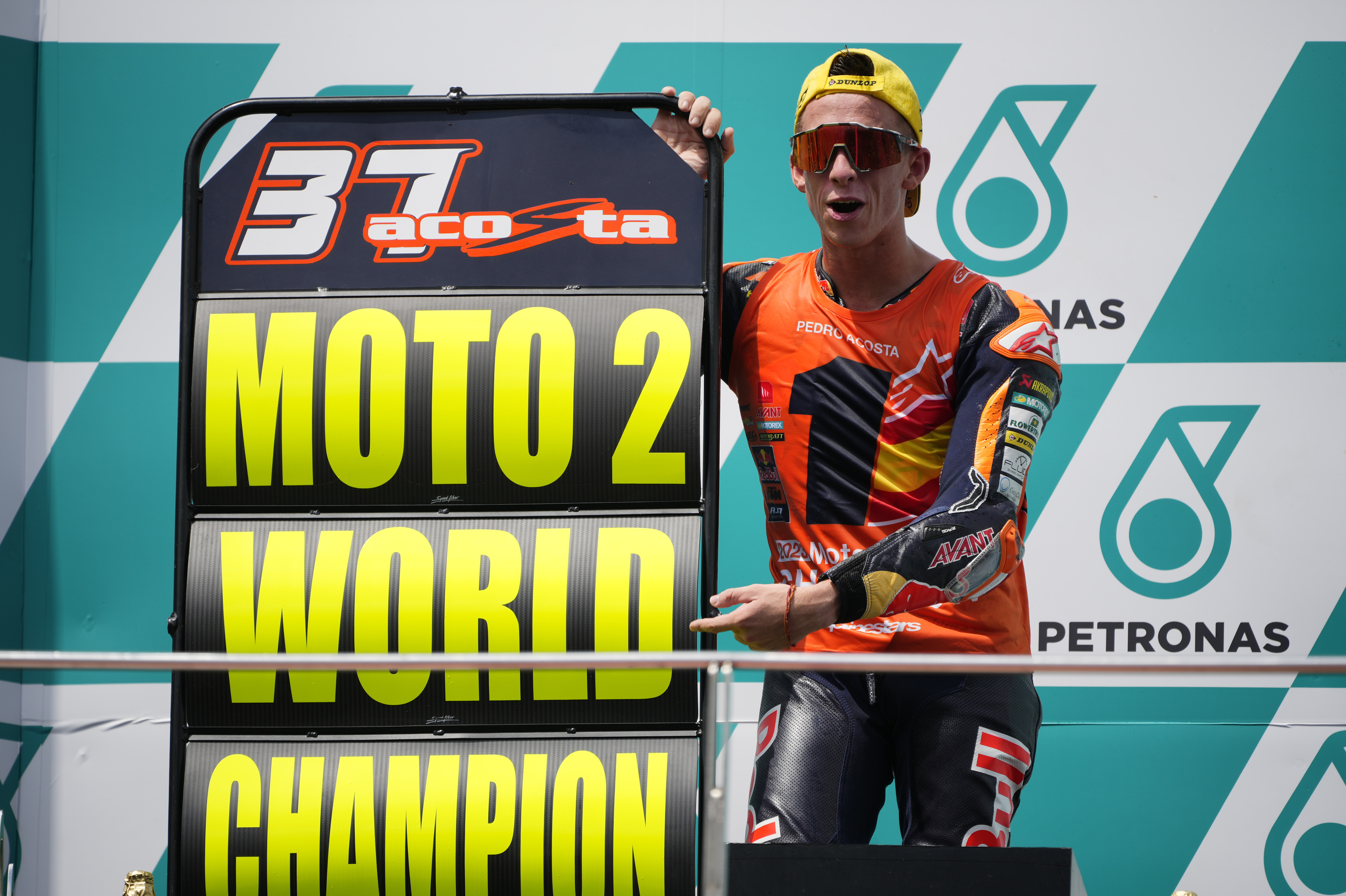 Pedro Acosta celebra el Mundial de Moto2 en el podio de Sepang.