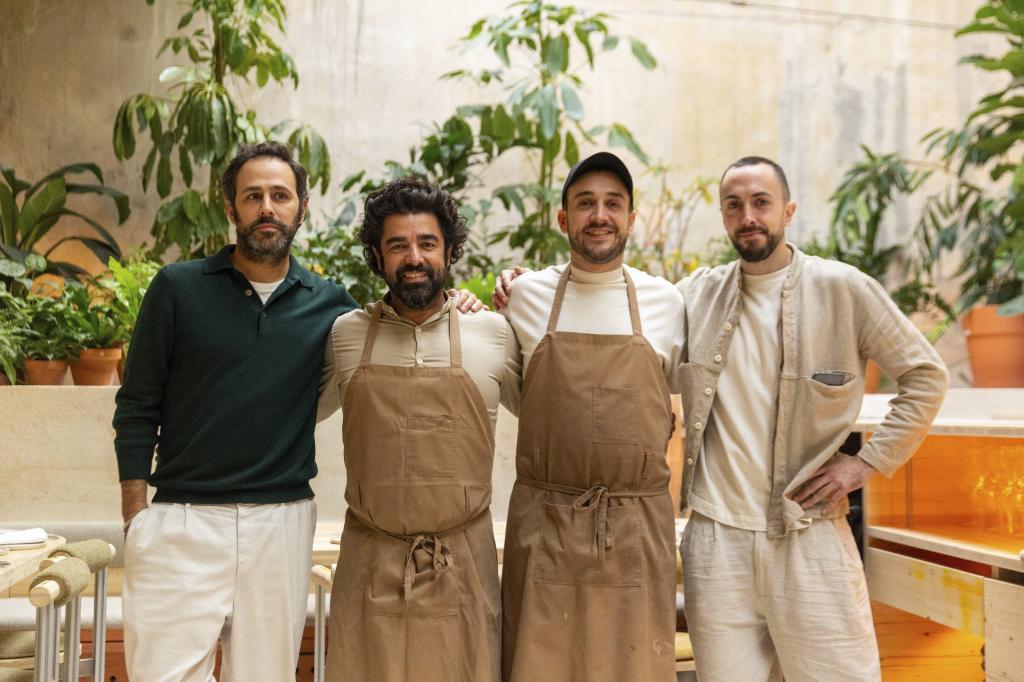 Felipe Turell, socio ejecutivo de la empresa; Raúl Sánchez, chef ejecutivo de Proyectos Conscientes; Daniel Justo, jefe de cocina de Tramo; y Javier Bejar, jefe de sala de Tramo.