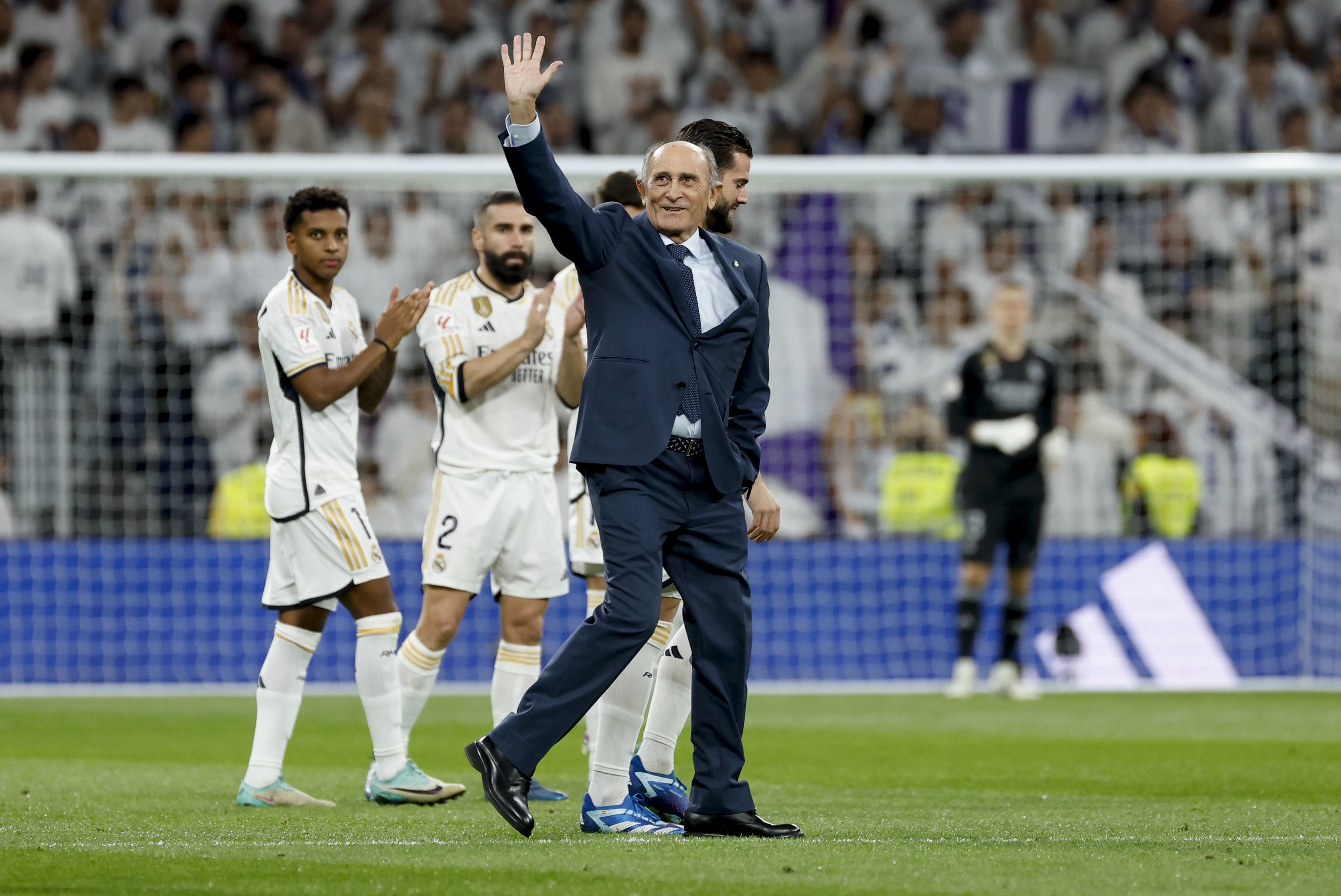 Jos Martnez, nuevo presidente de Honor del Real Madrid, tras realizar el saque de honor antes del partido contra el Valencia CF.