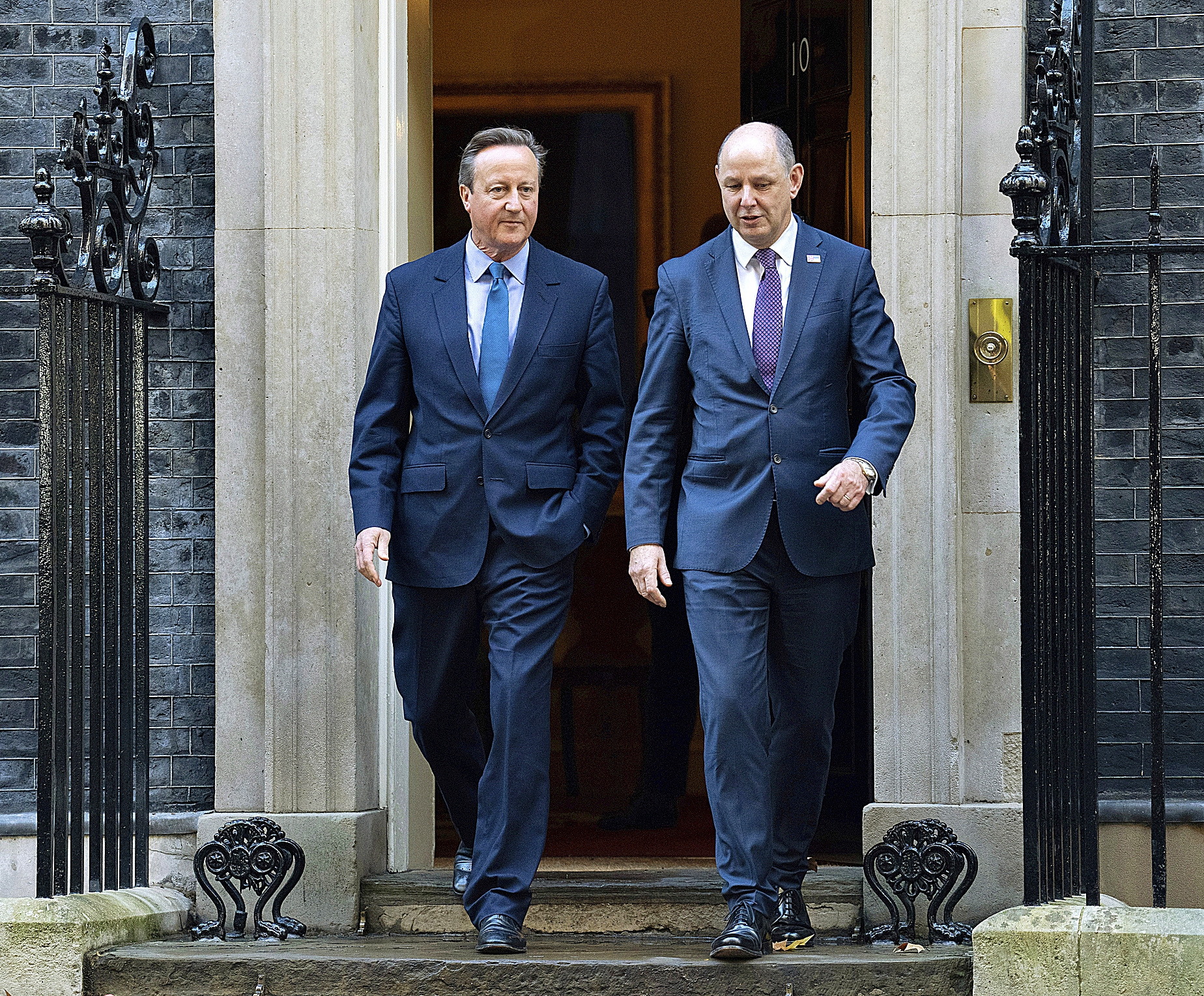 David Cameron junto a Philip Barton abandonando downing street.