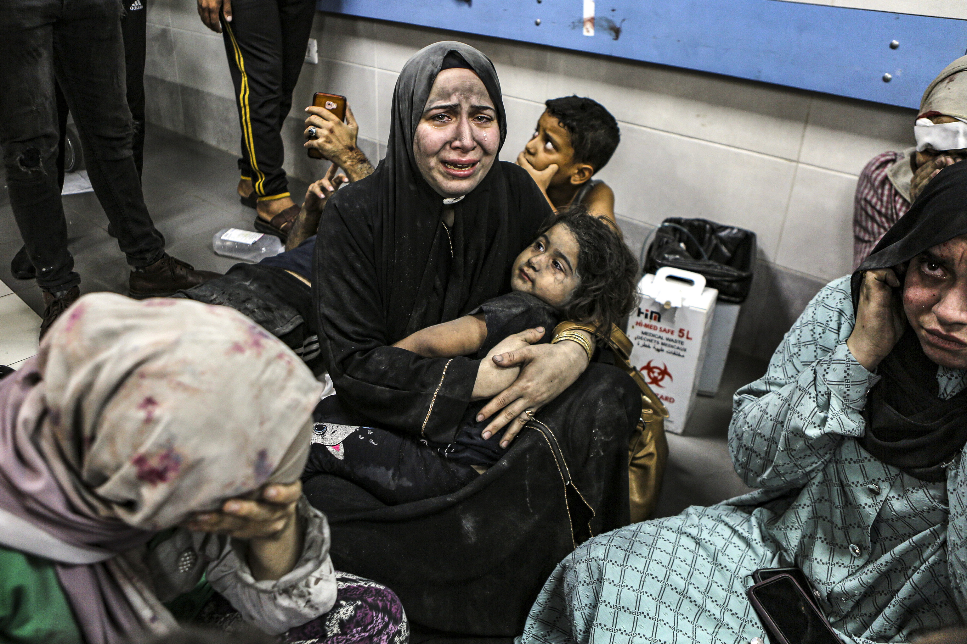 Palestinos heridos en el hospital de Al Shifa, esperando a ser atendidos.