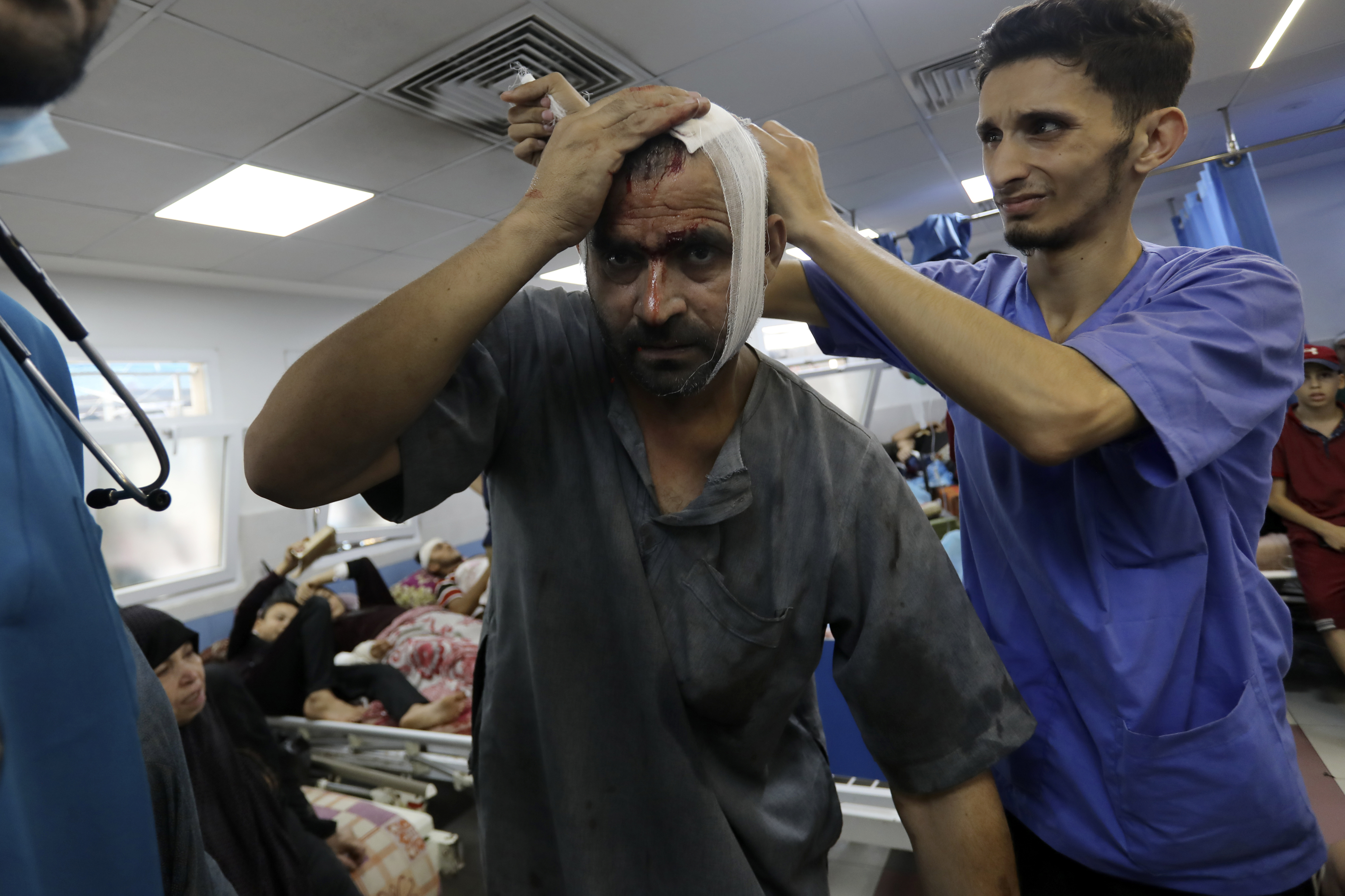 Un palestino herido recibe tratamiento en Al Shifa.