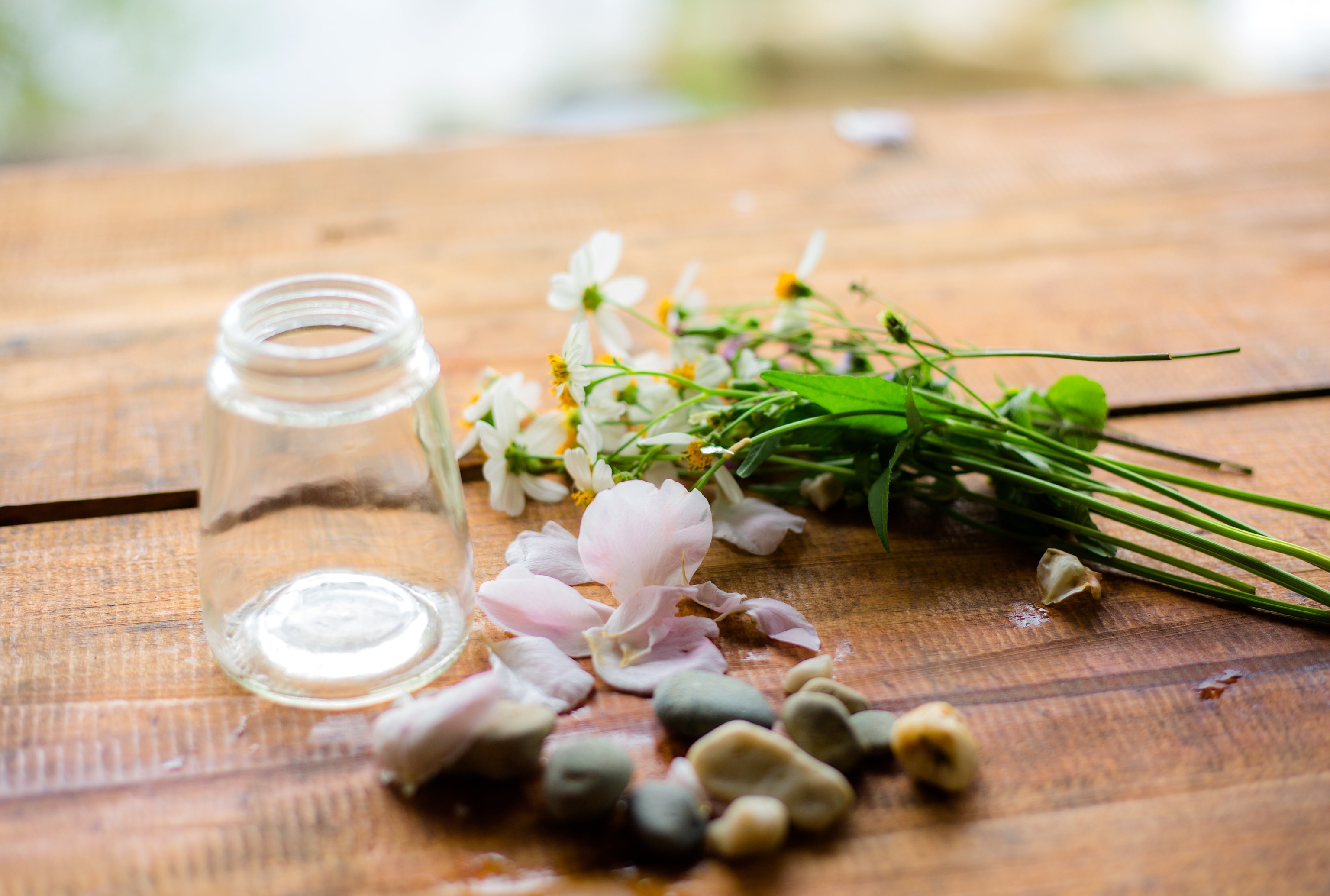 Ideas para decorar jarrones de cristal con flores artificiales: introduce piedras