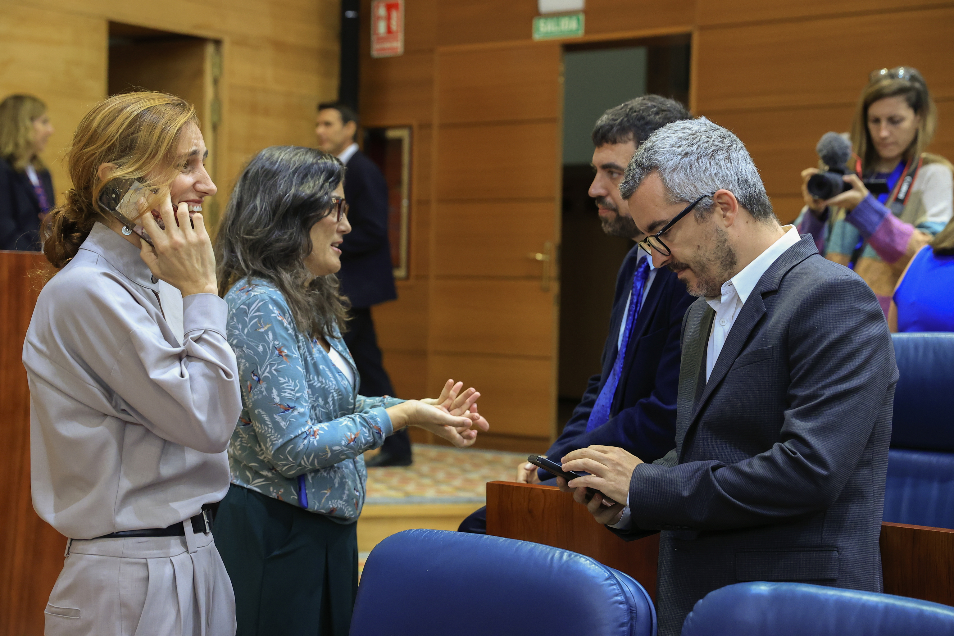 Mnica Garca, junto a Manuela Bergerot y Javier Padilla, en la Asamblea de Madrid
