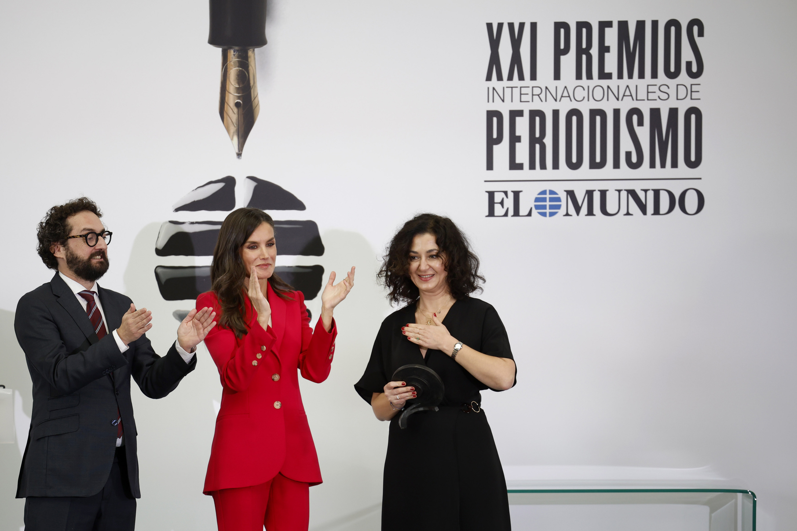La Reina Letizia y Joaquín Manso entregan el premio a Ece Temelkuran.