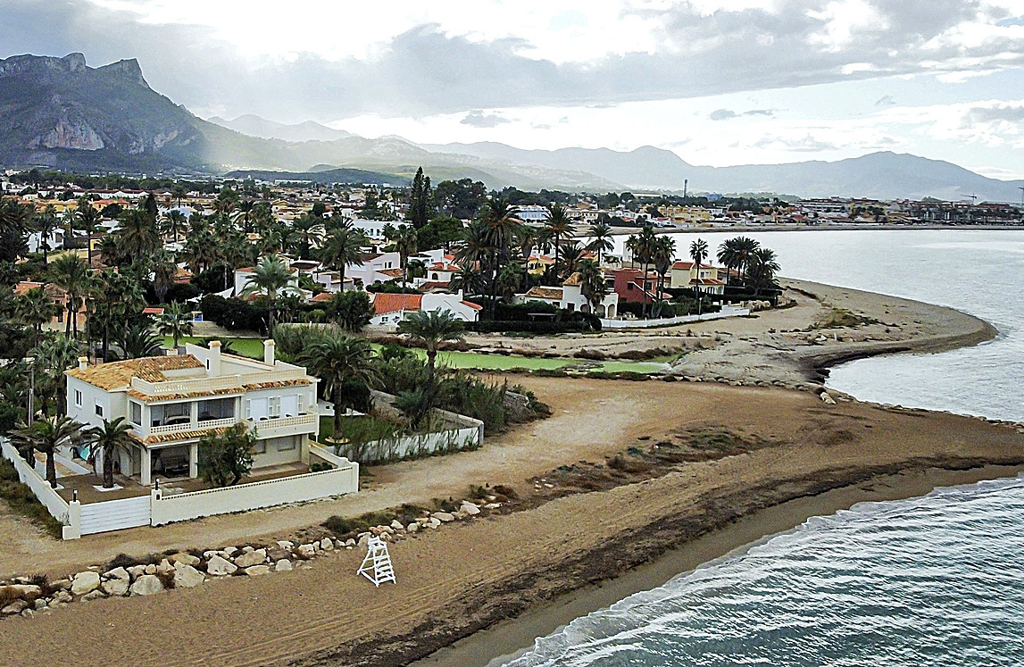 Primera lnea de playa en Denia, afectada por los deslindes de Costas.
