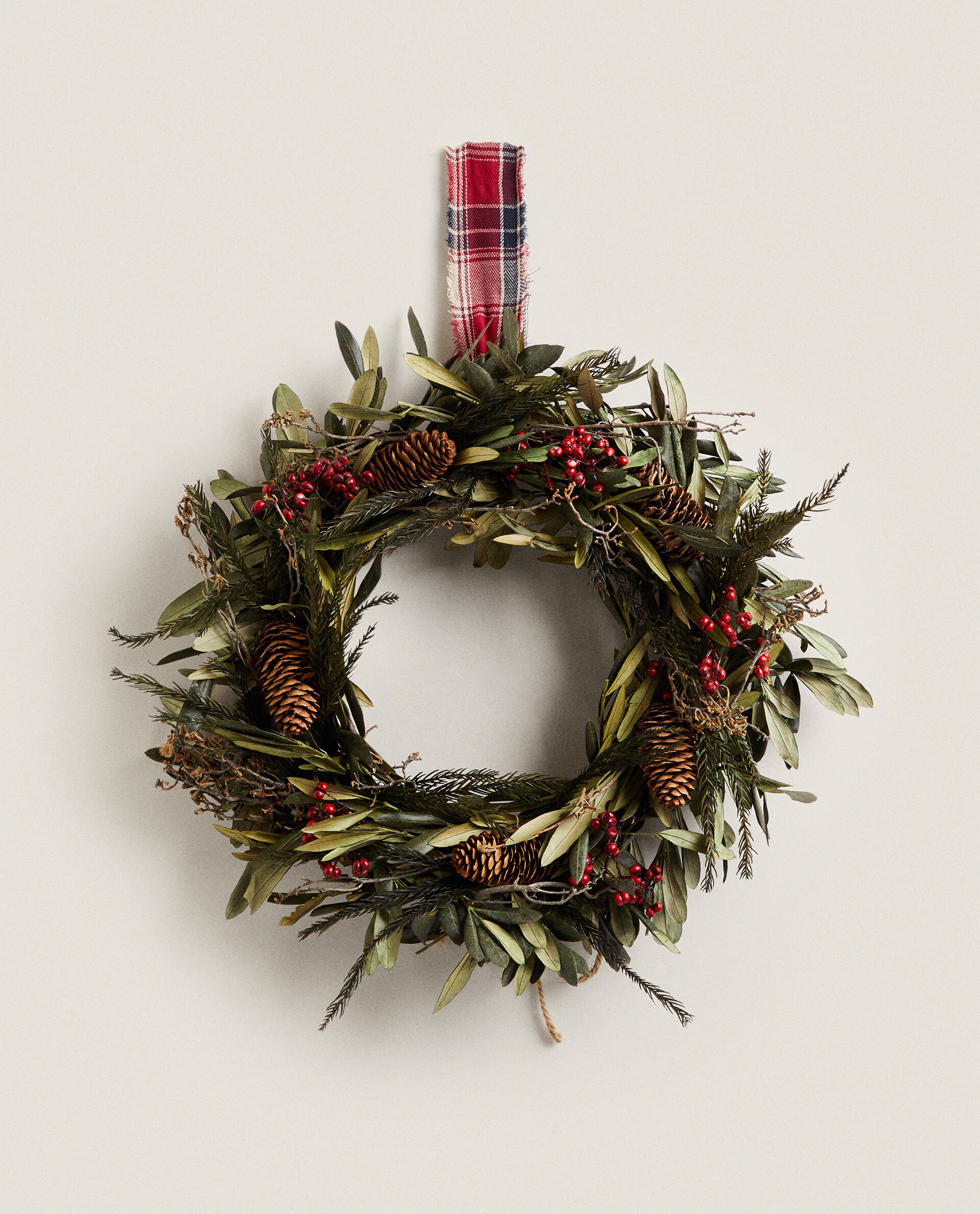 La decoración de Navidad que va a arrasar en Zara Home: corona de olivo