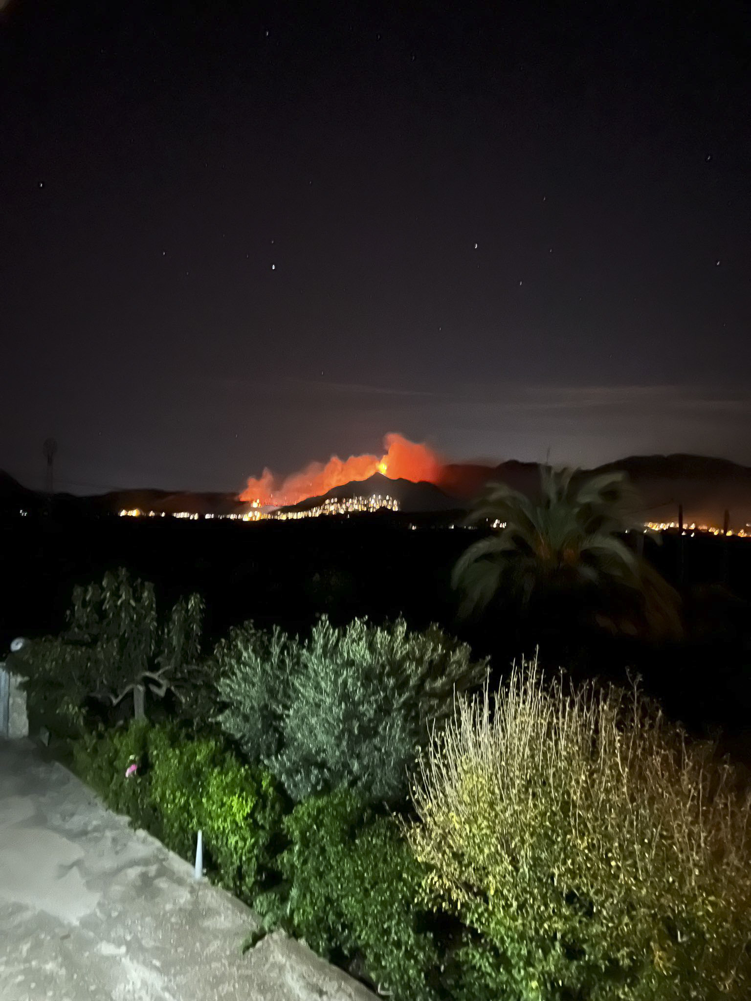 Un incendio forestal declarado en la sierra de Segaria del trmino de Rfol de Almunia, en la comarca alicantina de la Marina Alta.