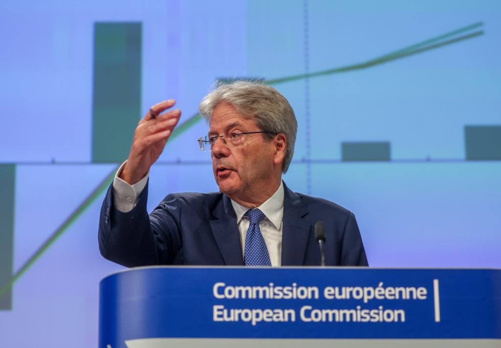 Brussels (Belgium), 11/09/2023.- European Commissioner in charge of Economy, Paolo Gentiloni speaks during a press conference to present the European economic Forecast of Summer 2023 in Brussels, Belgium, 11 September 2023. The EU commission said that the EU economy continues to grow, but with reduced momentum. The forecast revises growth in the EU economy down to 0.8 percent in 2023, from 1 percent projected in the Spring Forecast, and 1.4 percent in 2024, from 1.7 percent. It also revises growth in the euro area down to 0.8 percent in 2023 (from 1.1 percent) and 1.3 percent in 2024 (from 1.6 percent). (Blgica, Bruselas) EFE/EPA/OLIVIER HOSLET