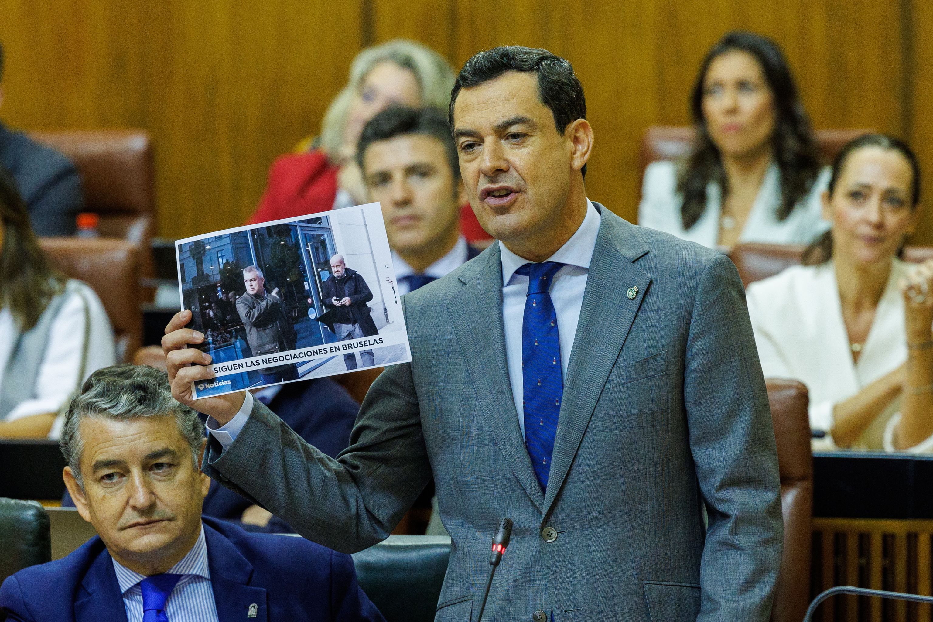 Juanma Moreno muestra la foto de Santos Cerdn y Eladio Garzn en Bruselas, durante la negociacin con Carles Puigdemont.