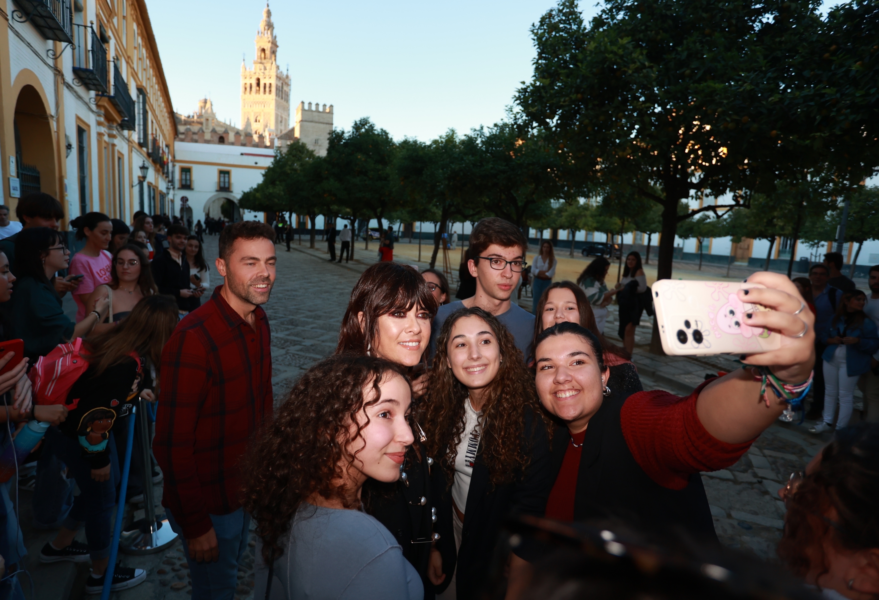 La cantante Vanesa Martín se fotografía con unos seguidores, antes de la recepción en el Real Alcázar este martes.