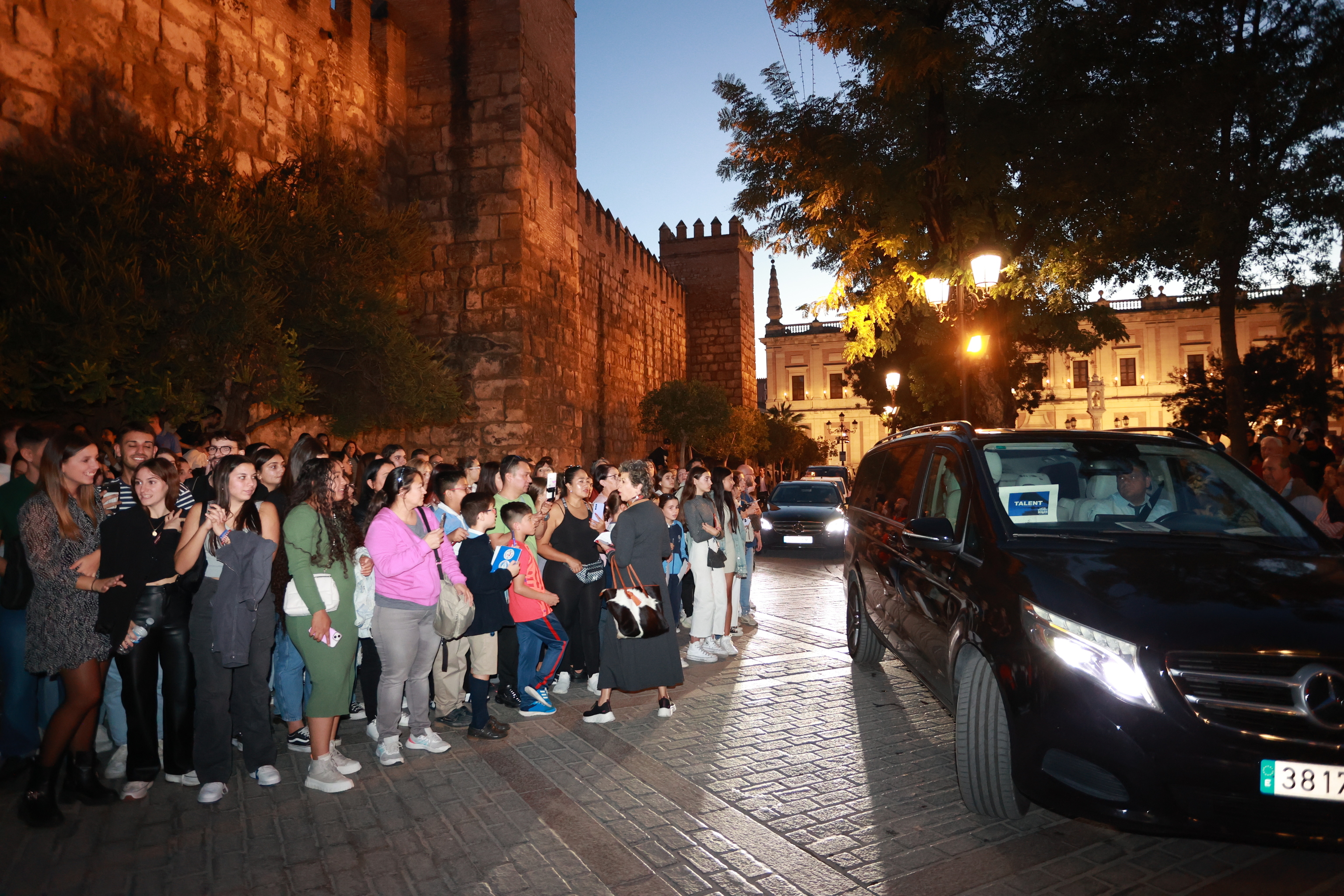 Grupos de jóvenes, esperando la llegada de los artistas en el Real Alcázar.