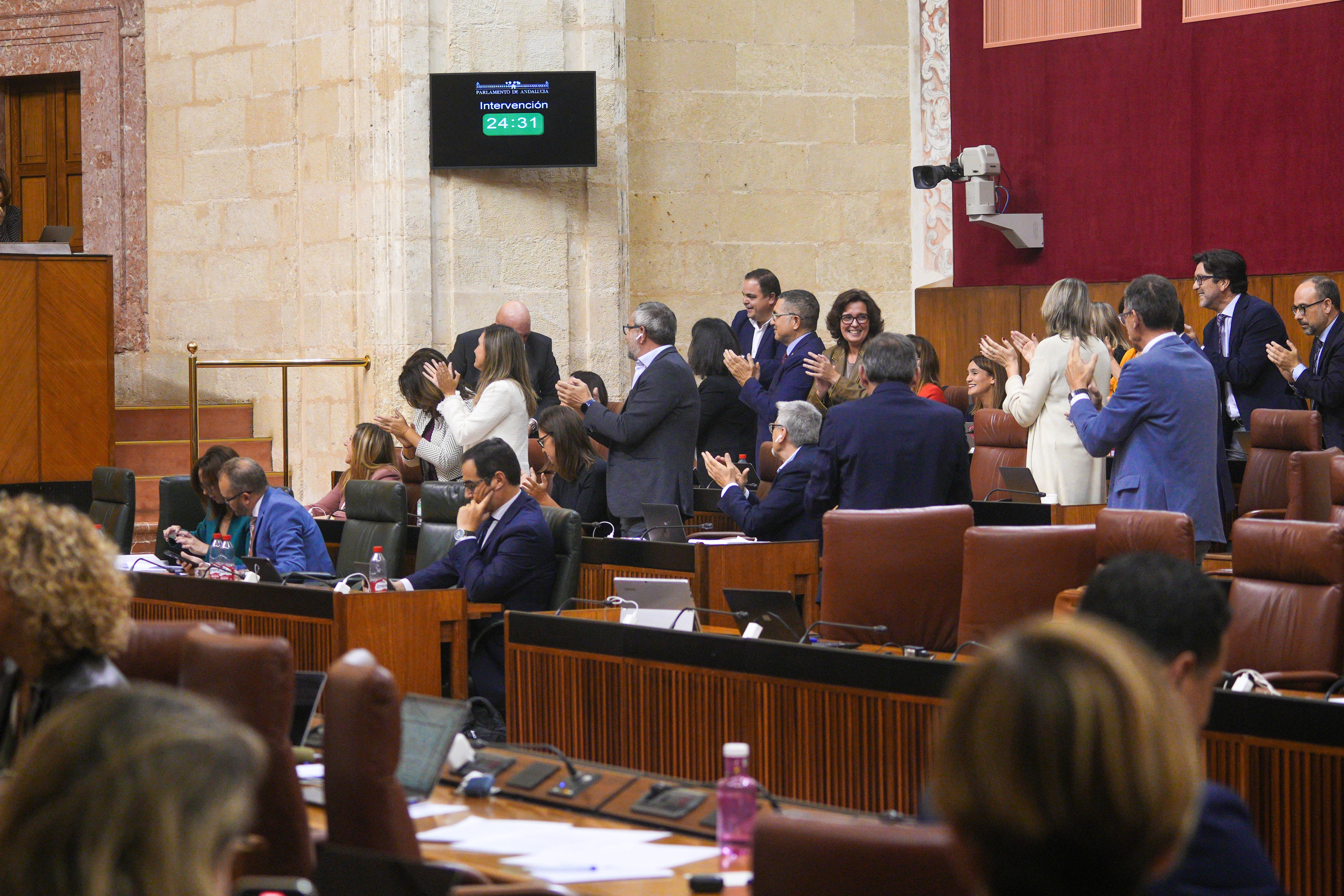 Los diputados socialistas rompen a aplaudir cuando conocieron que Pedro Snchez haba superado la votacin de su investidura.