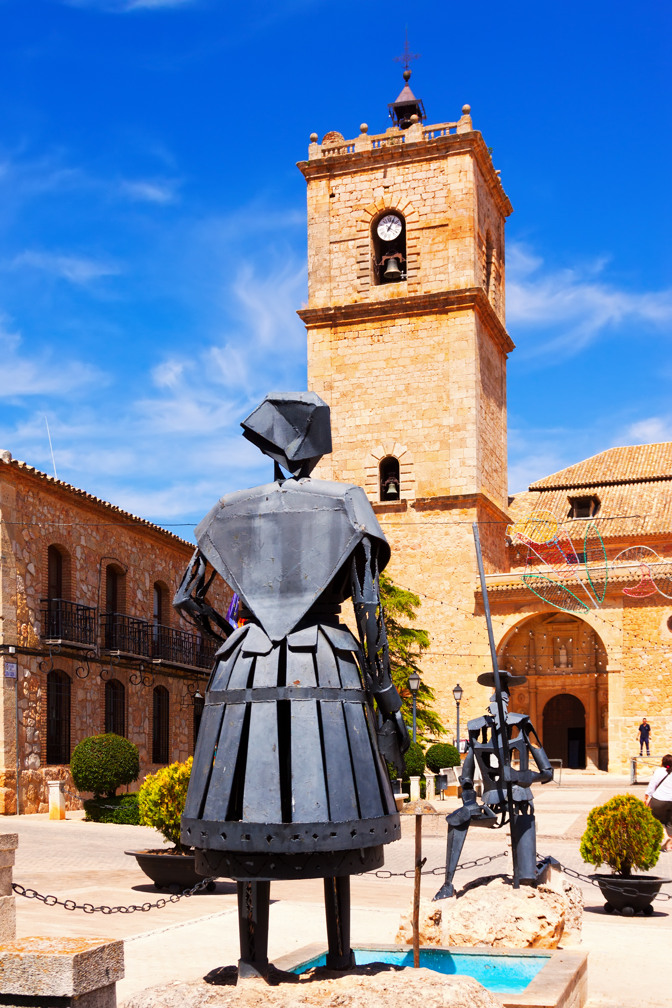 Esculturas de Dulcinea y don Quijote en El Toboso.
