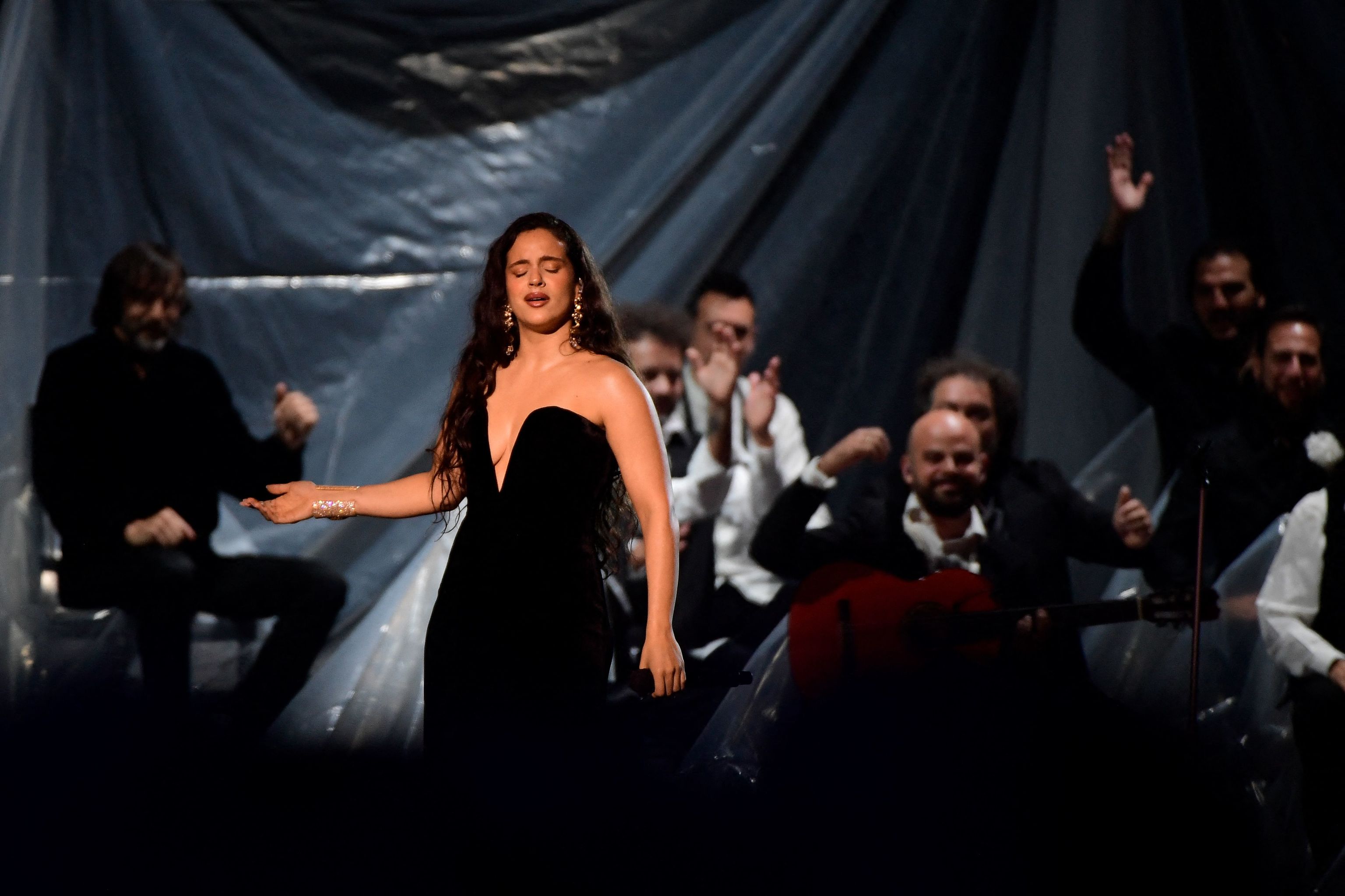Rosalía, interpretando 'Se nos rompió el amor' en la gala de los Latin Grammy.