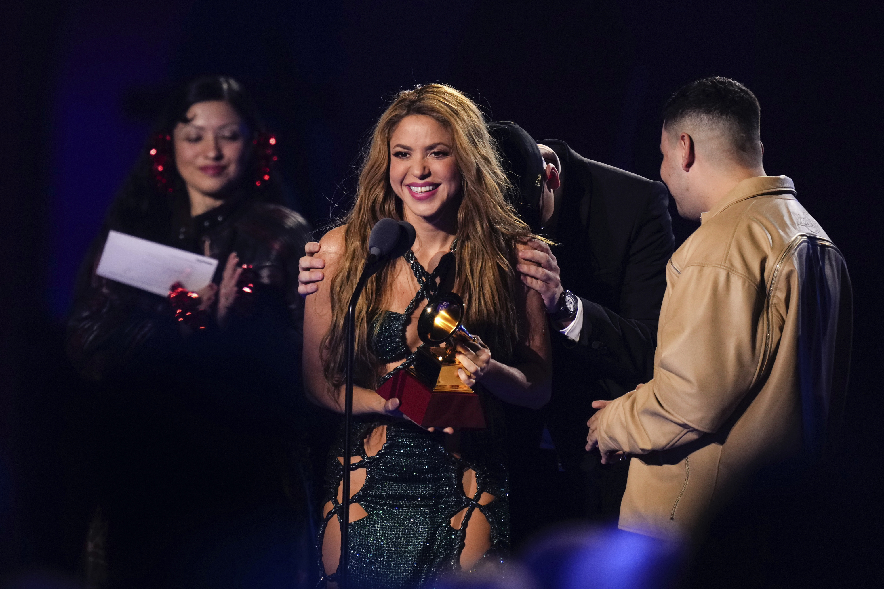 Shakira le dedica a sus hijos, que estaban en la gala, el premio por la  canción contra Piqué: "En el pasado ya no hay nada" | Celebrities