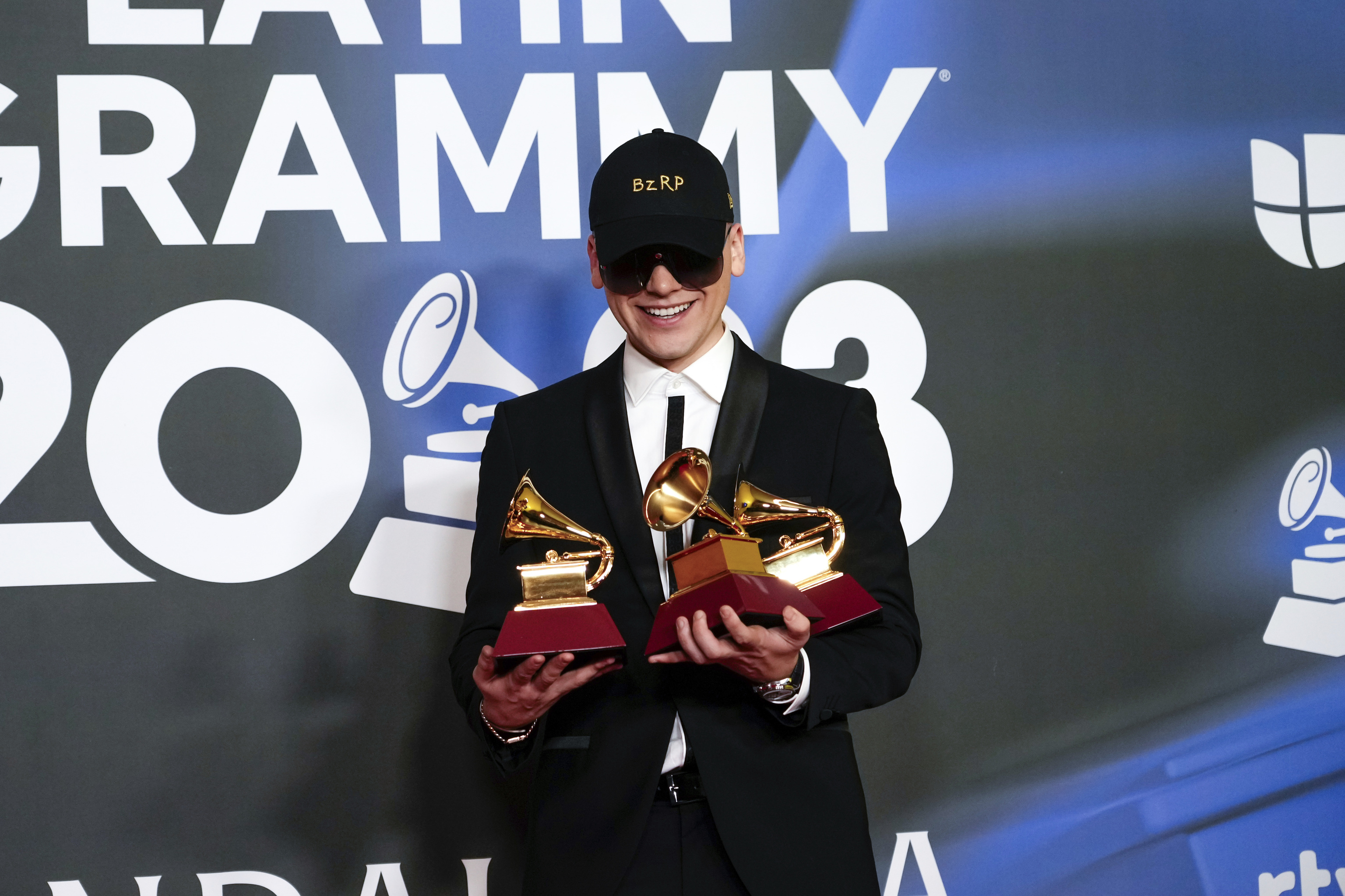 Bizarrap posa con sus Grammy