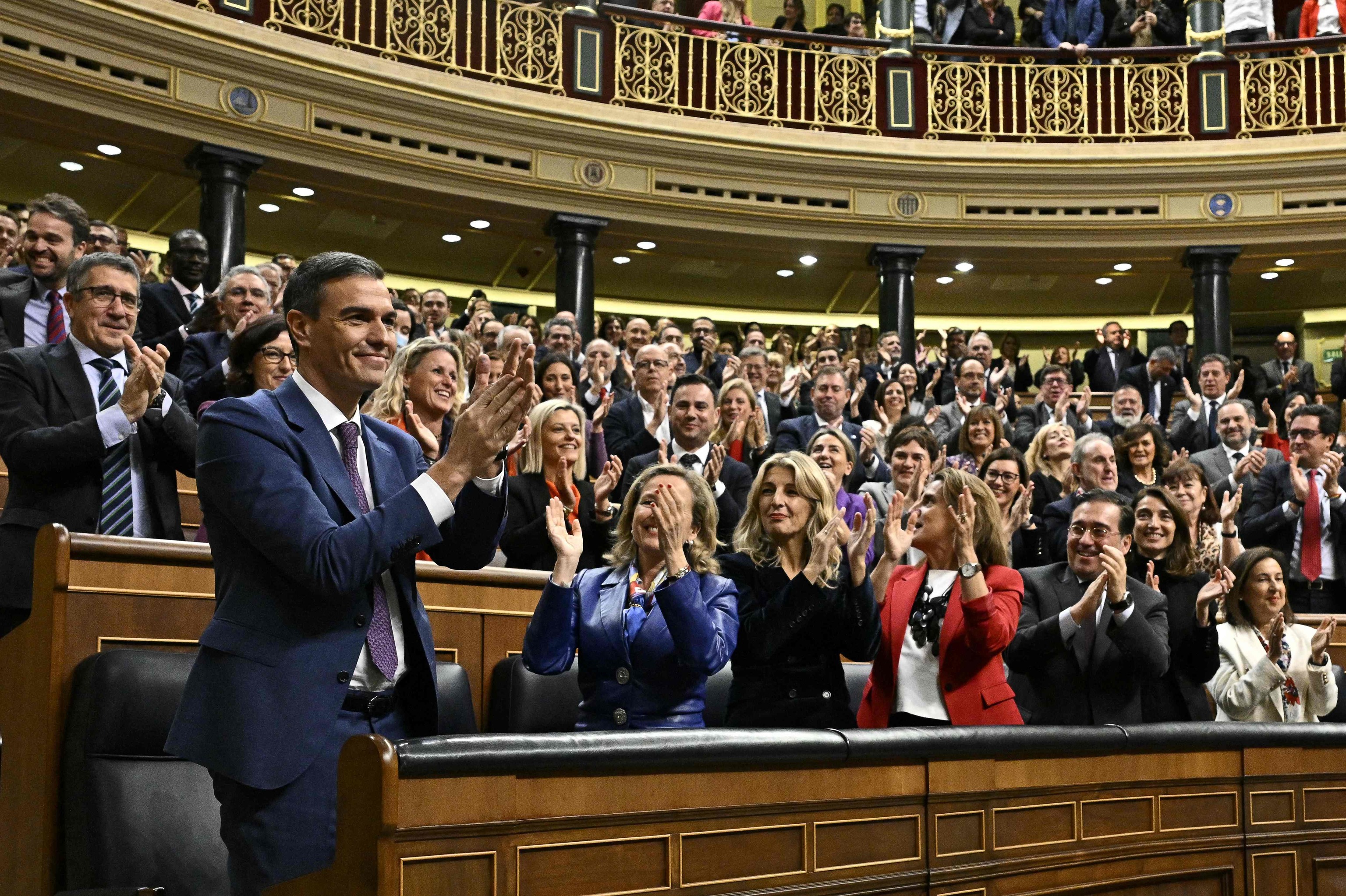 Pedro Sánchez celebrando el respaldo a su investidura tras ganar la votación en el Congreso este jueves