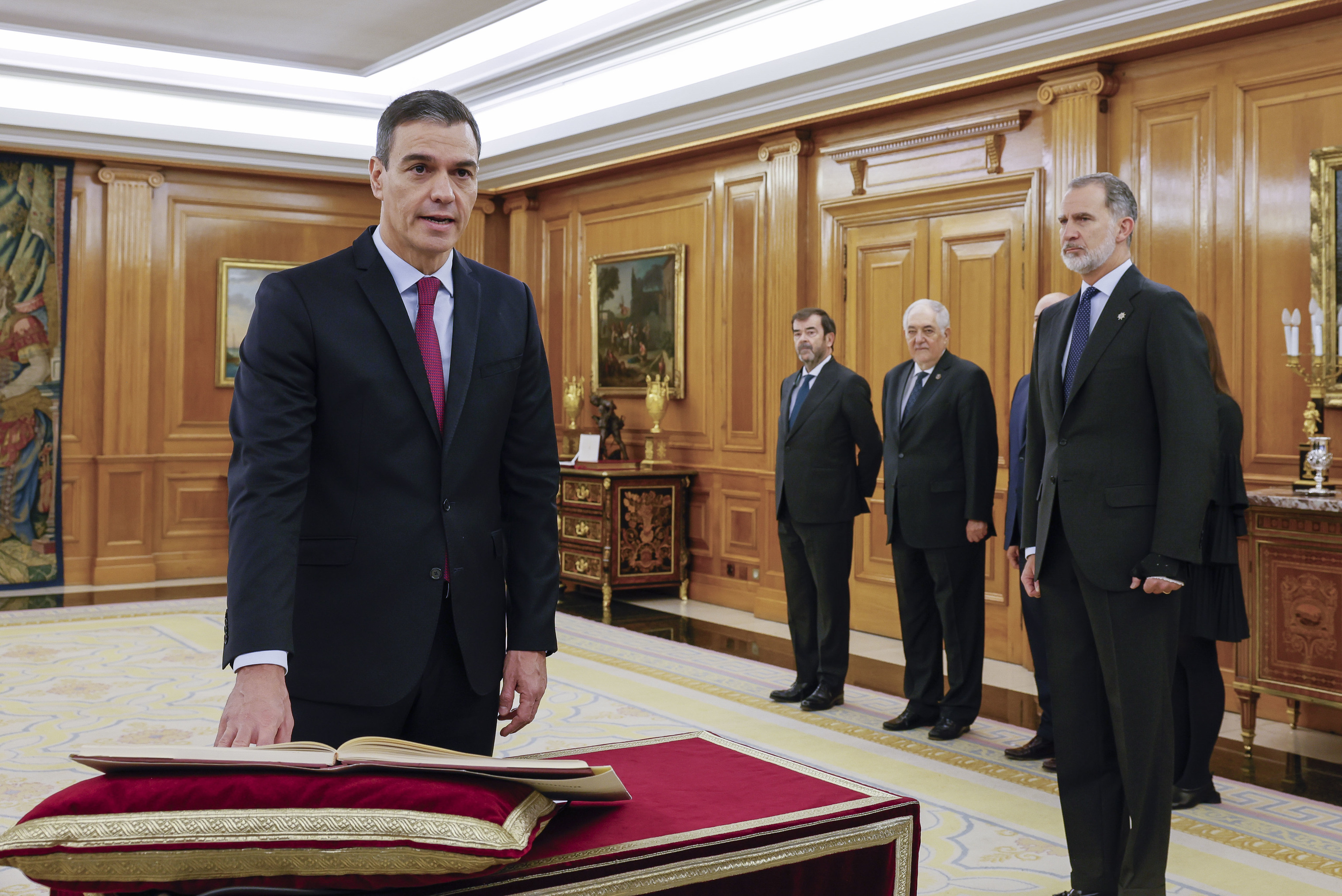 Pedro Sánchez promete ante el Rey el cargo de presidente del Gobierno.