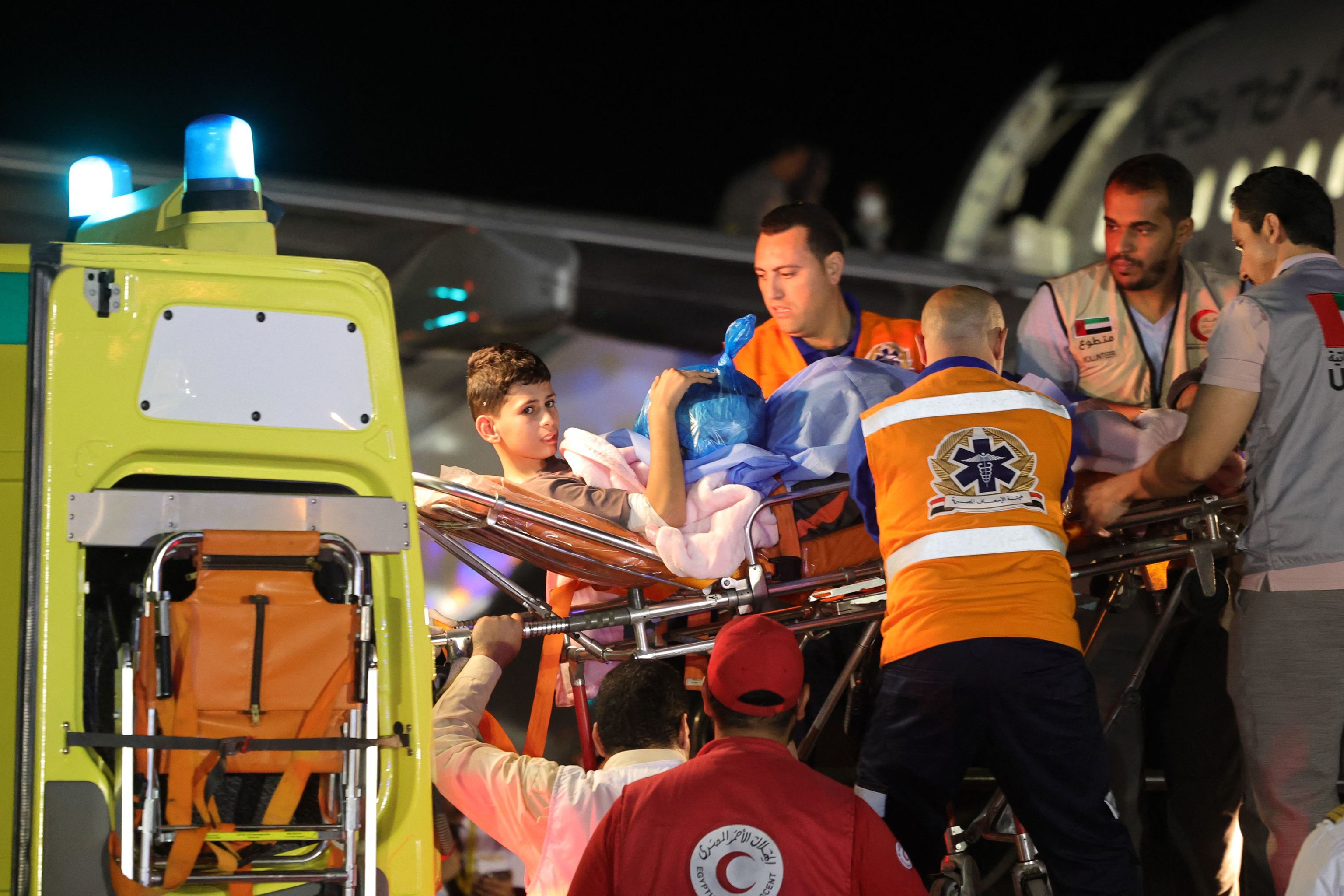 Un niño palestino herido es evacuado a Abu Dhabi como parte de una misión humanitaria organizada por Emiratos Árabes Unidos.