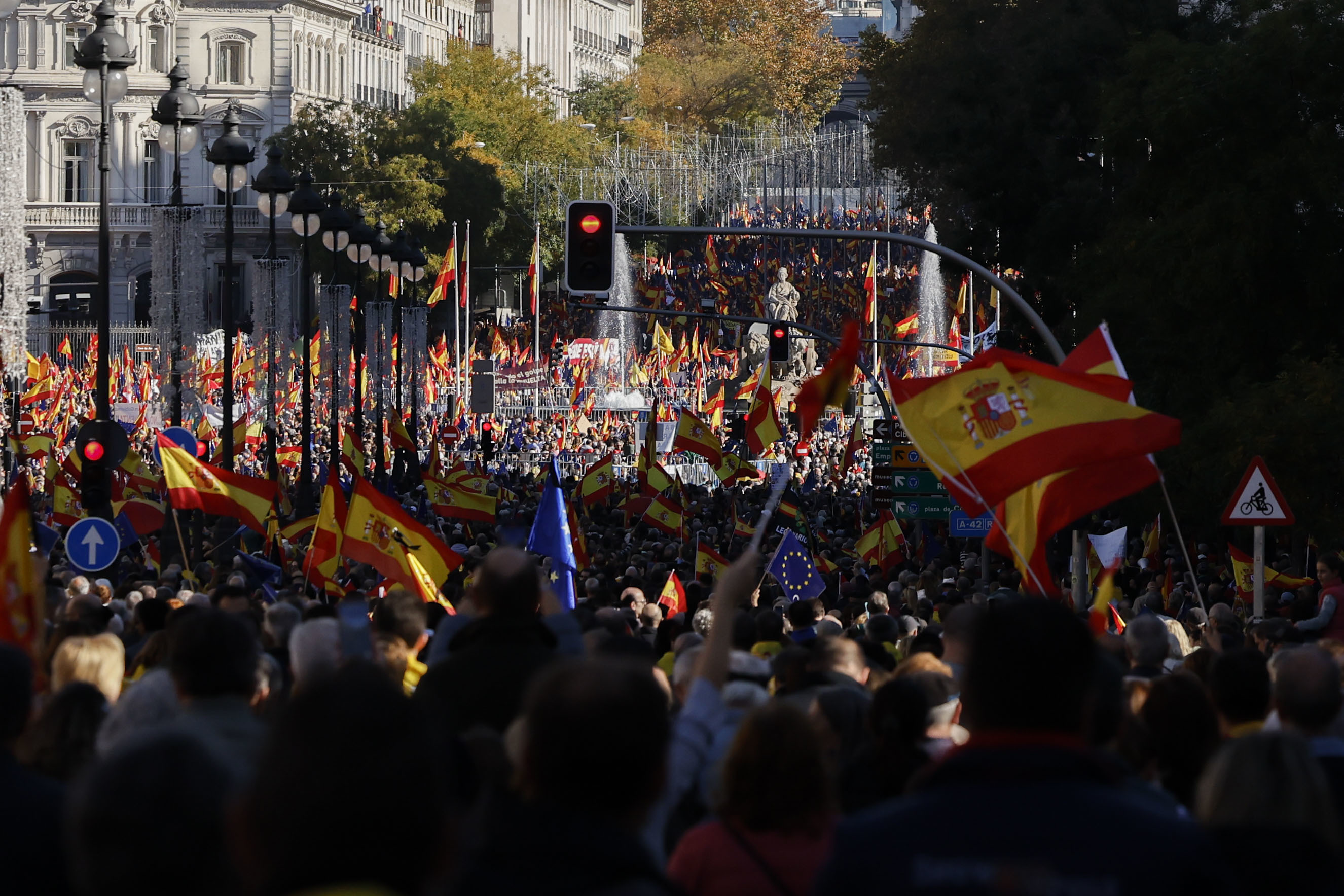 Miles de personas protestan en Madrid contra la amnistía - Foto 14 de 23