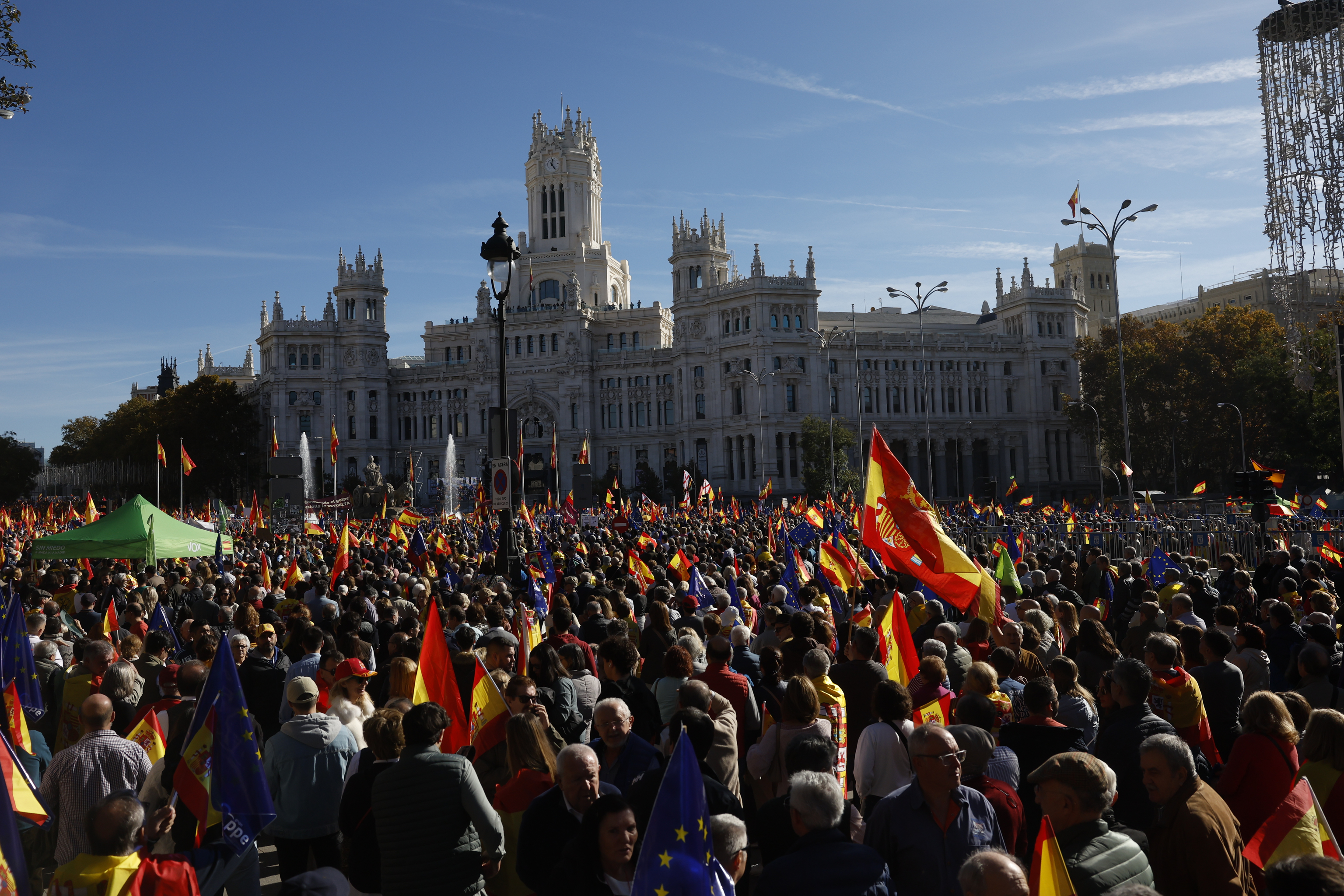 Miles de personas protestan en Madrid contra la amnistía - Foto 15 de 23