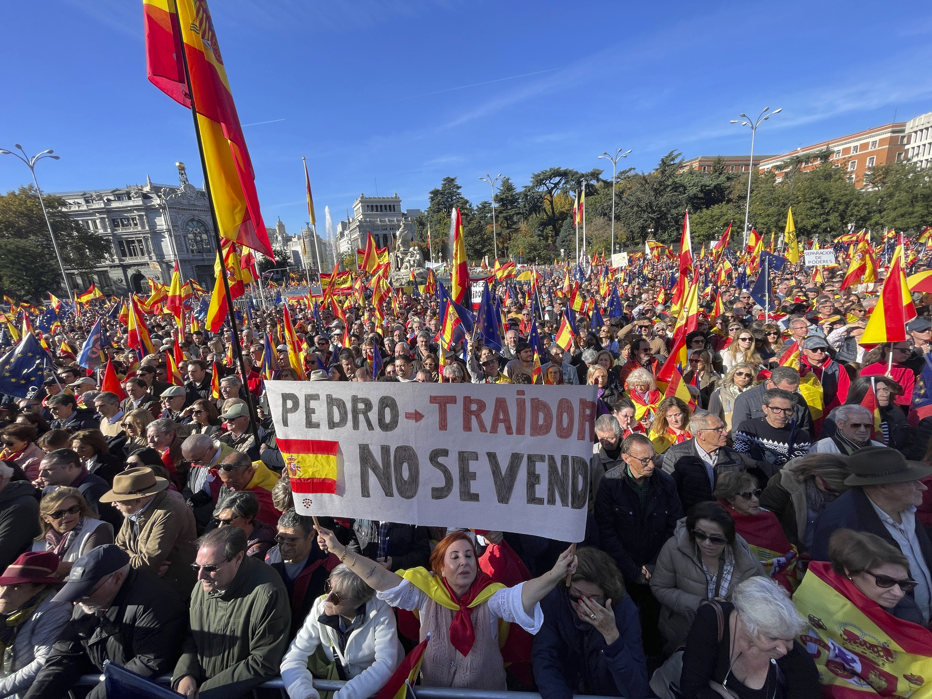 Miles de personas protestan en Madrid contra la amnistía - Foto 3 de 23
