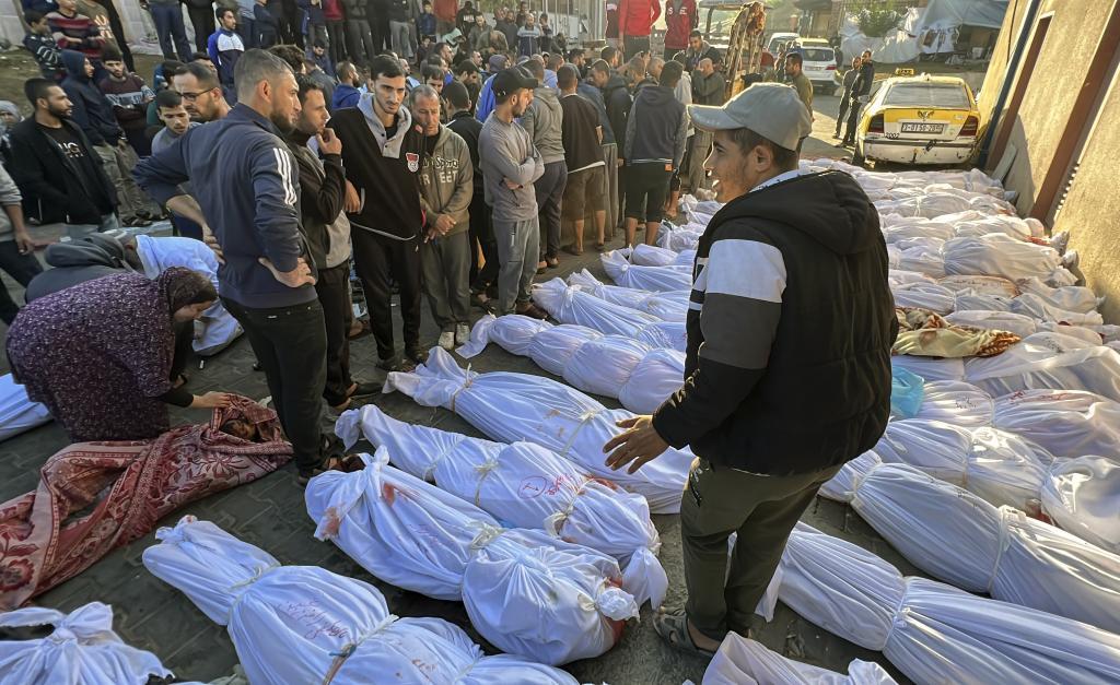 Cadáveres en el hospital de Gaza tras un ataque al campo de refugiados de Jabaliya