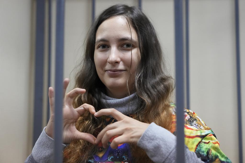 Un centenar de médicos rusos piden la liberación de la artista condenada el jueves por protestar contra la guerra en Ucrania