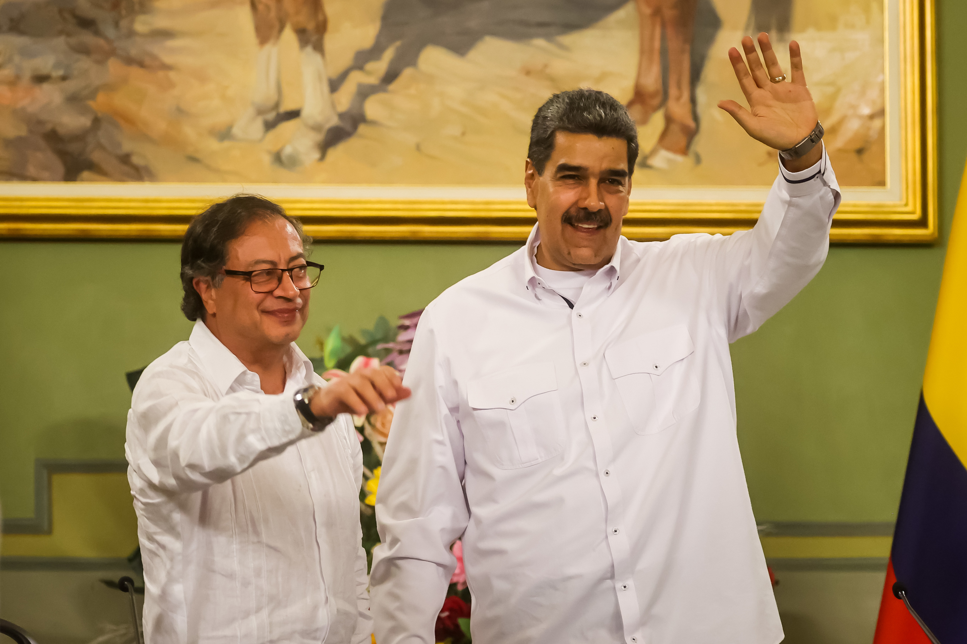 El presidente de Colombia, Gustavo Petro (i), y el de Venezuela, Nicols Maduro, este sbado en Caracas.