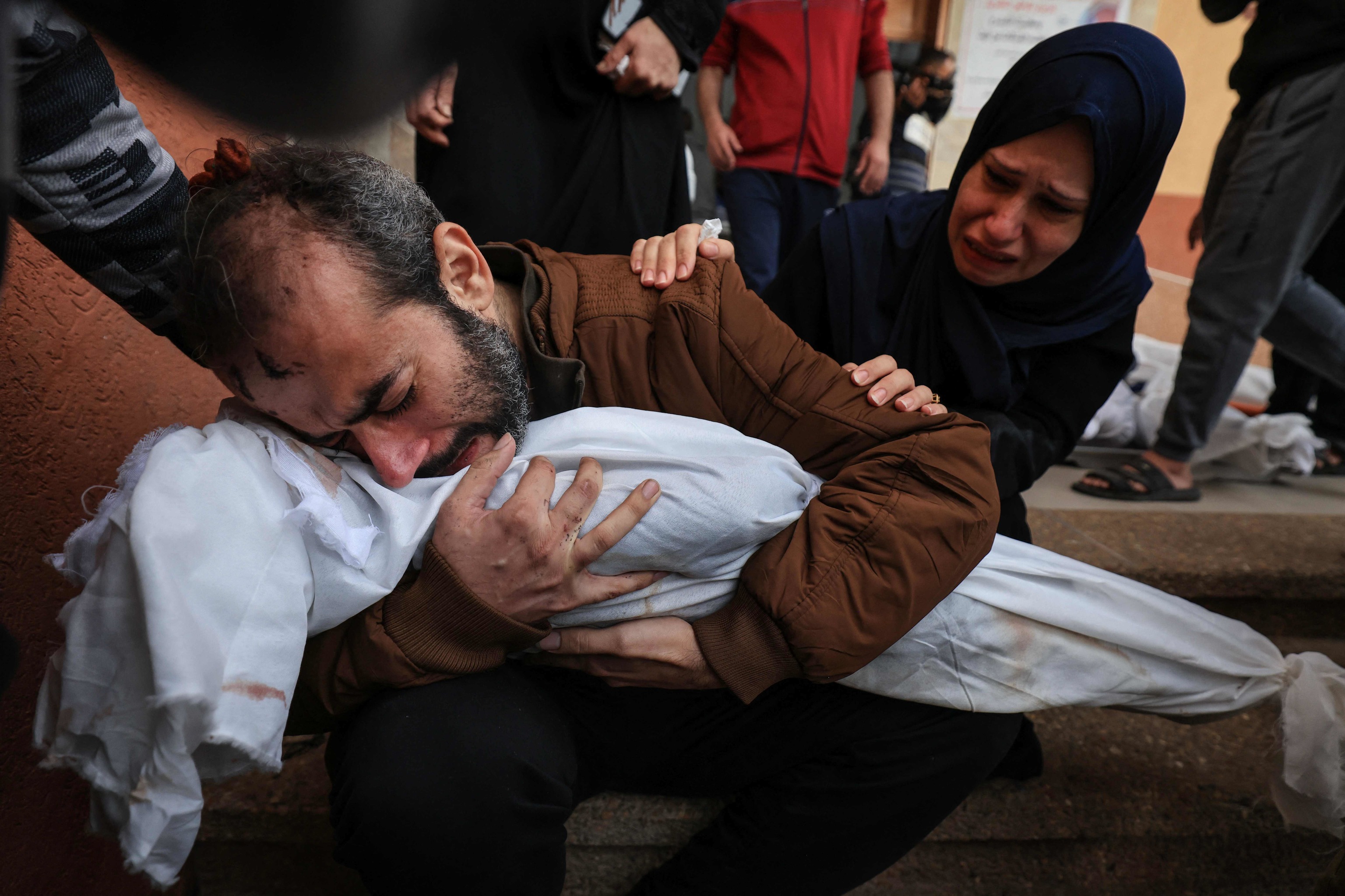 Un palestino abraza el cadáver de su hijo en el sur de Gaza.