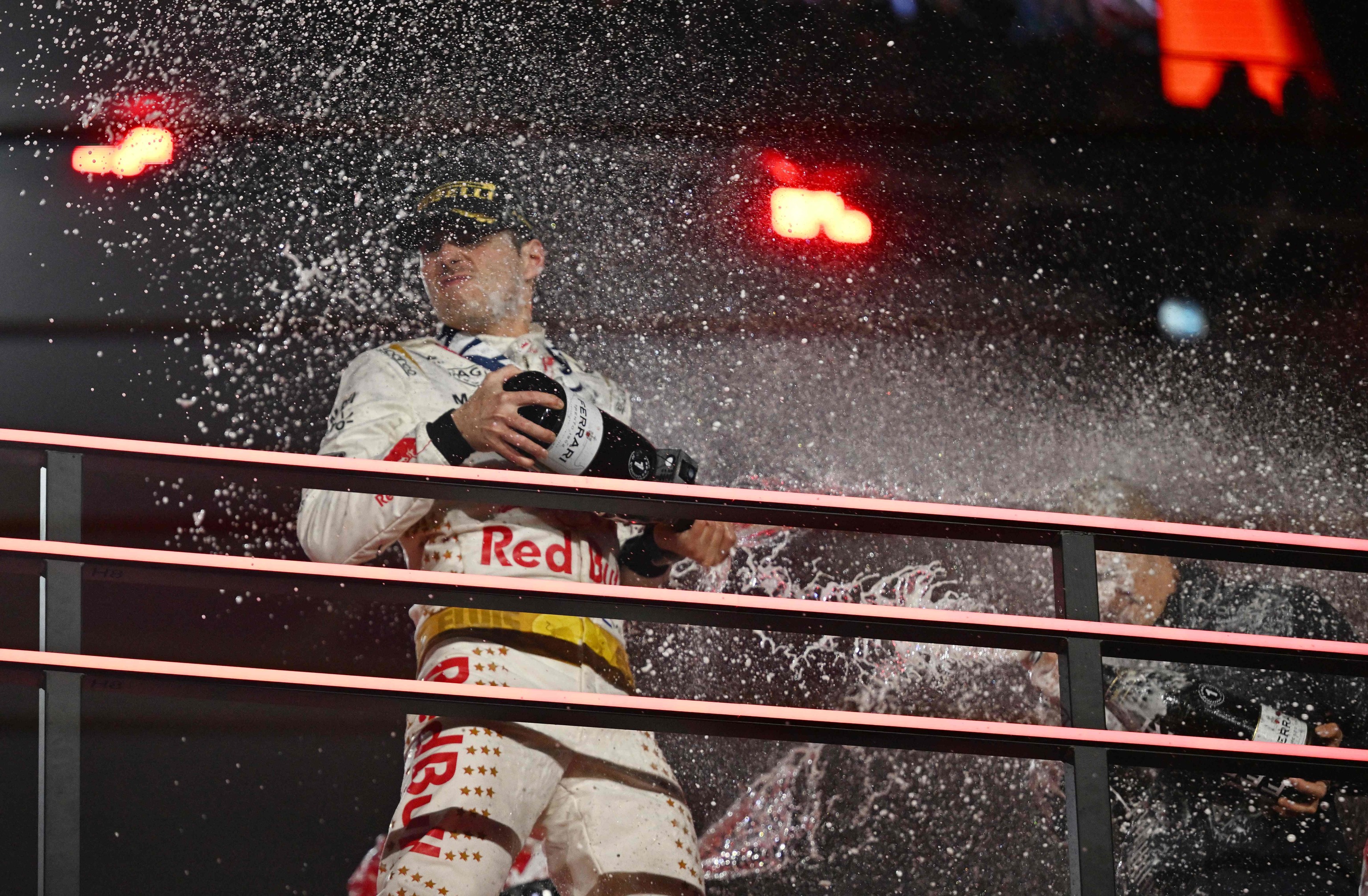Verstappen festeja su triunfo en el podio de Las Vegas.