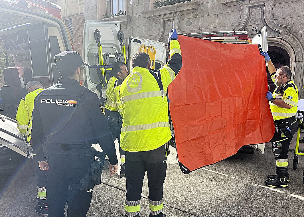Los servicios de Emergencias trabajan en la escena del ataque contra Alejo Vidal-Quadras.
