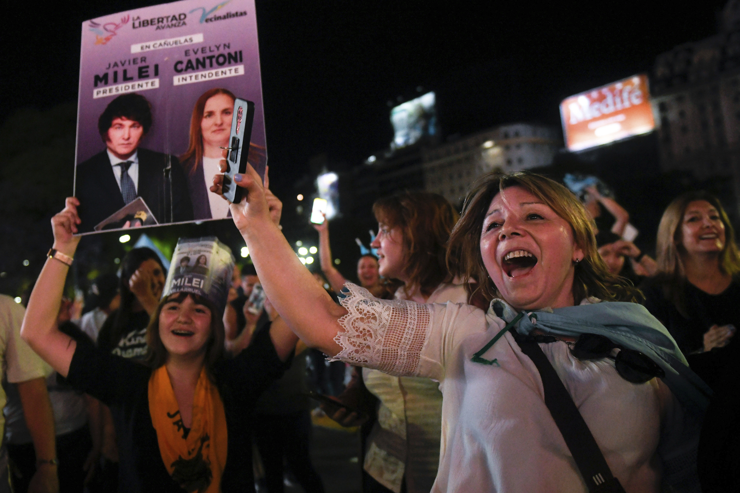 Simpatizantes de Milei celebran la victoria por las calles de Buenos Aires.