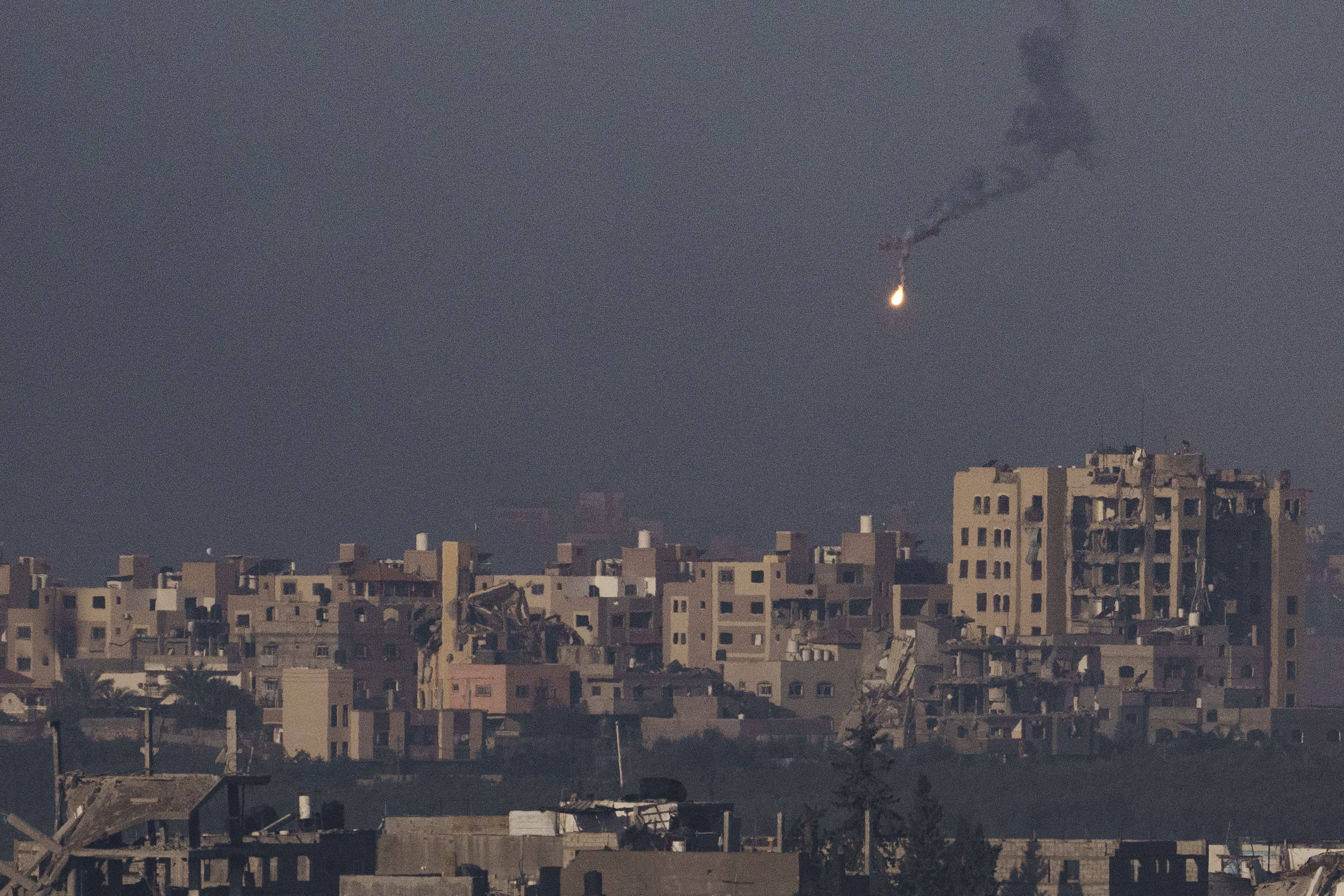 Un helicóptero Apache israelí dispara un misil en dirección a la Franja de Gaza.