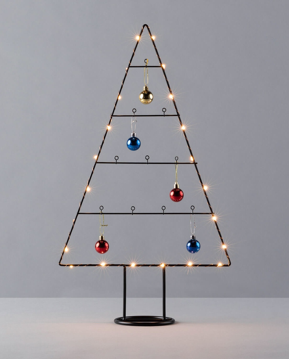 Un árbol de Navidad plegable y otros de metal de The Masie que crean tendencia