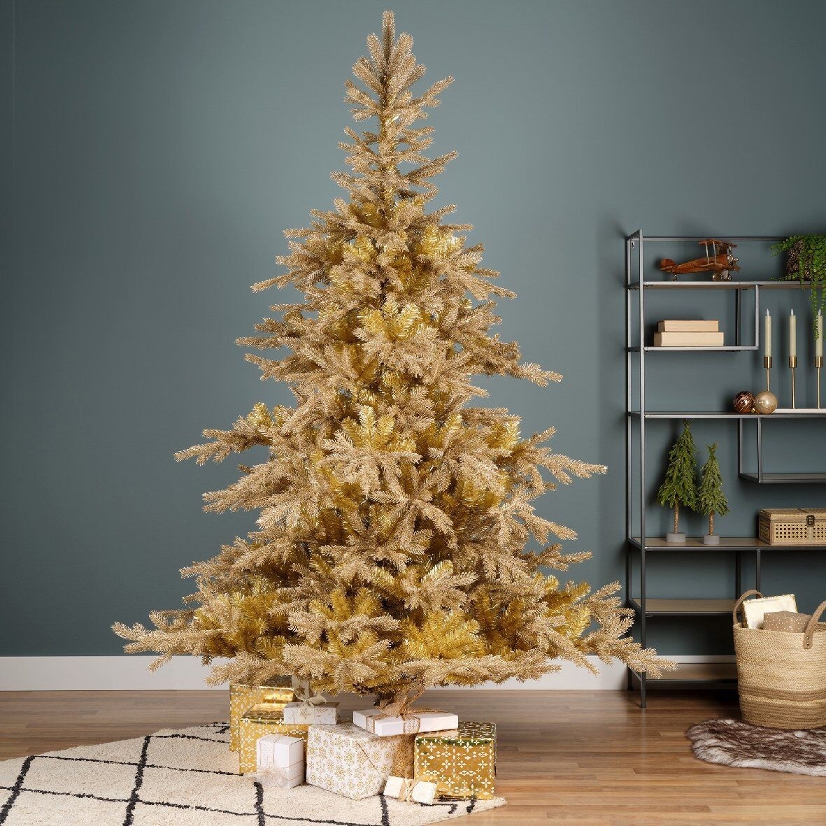 Un árbol de Navidad plegable y otros de color dorado de Eminza que crean tendencia.