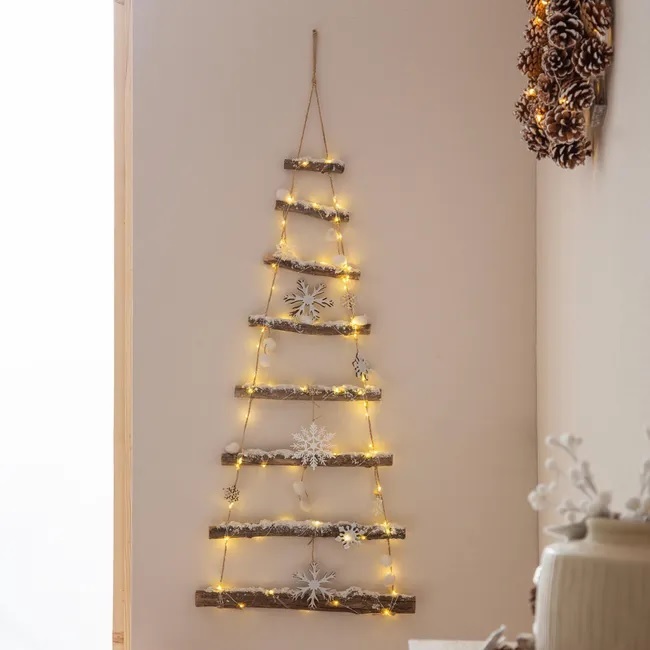 Un árbol de Navidad plegable y otros de estilo rústico de Leroy Merlin que crean tendencia.