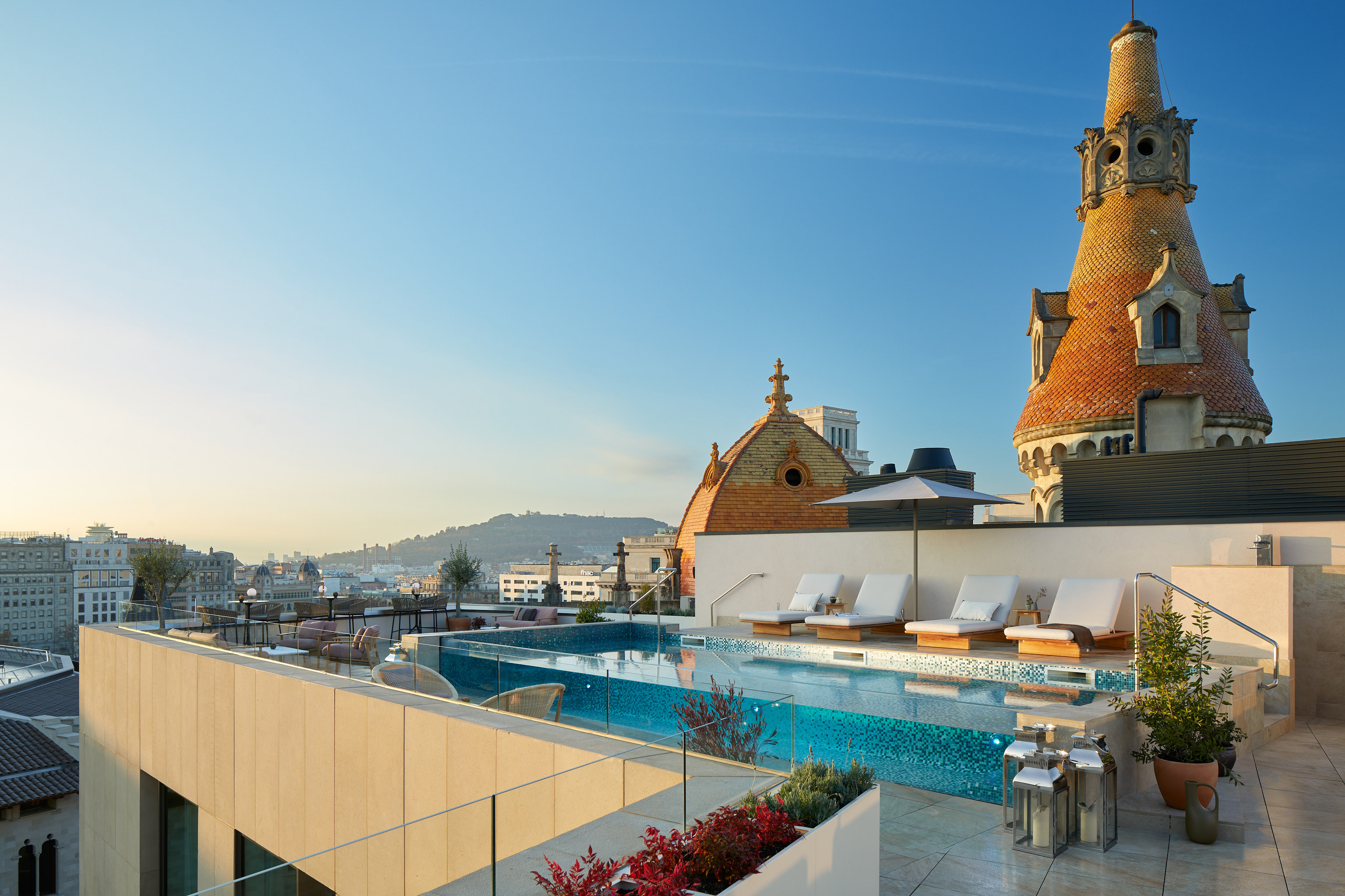 La terraza del hotel, con piscina climatizada.