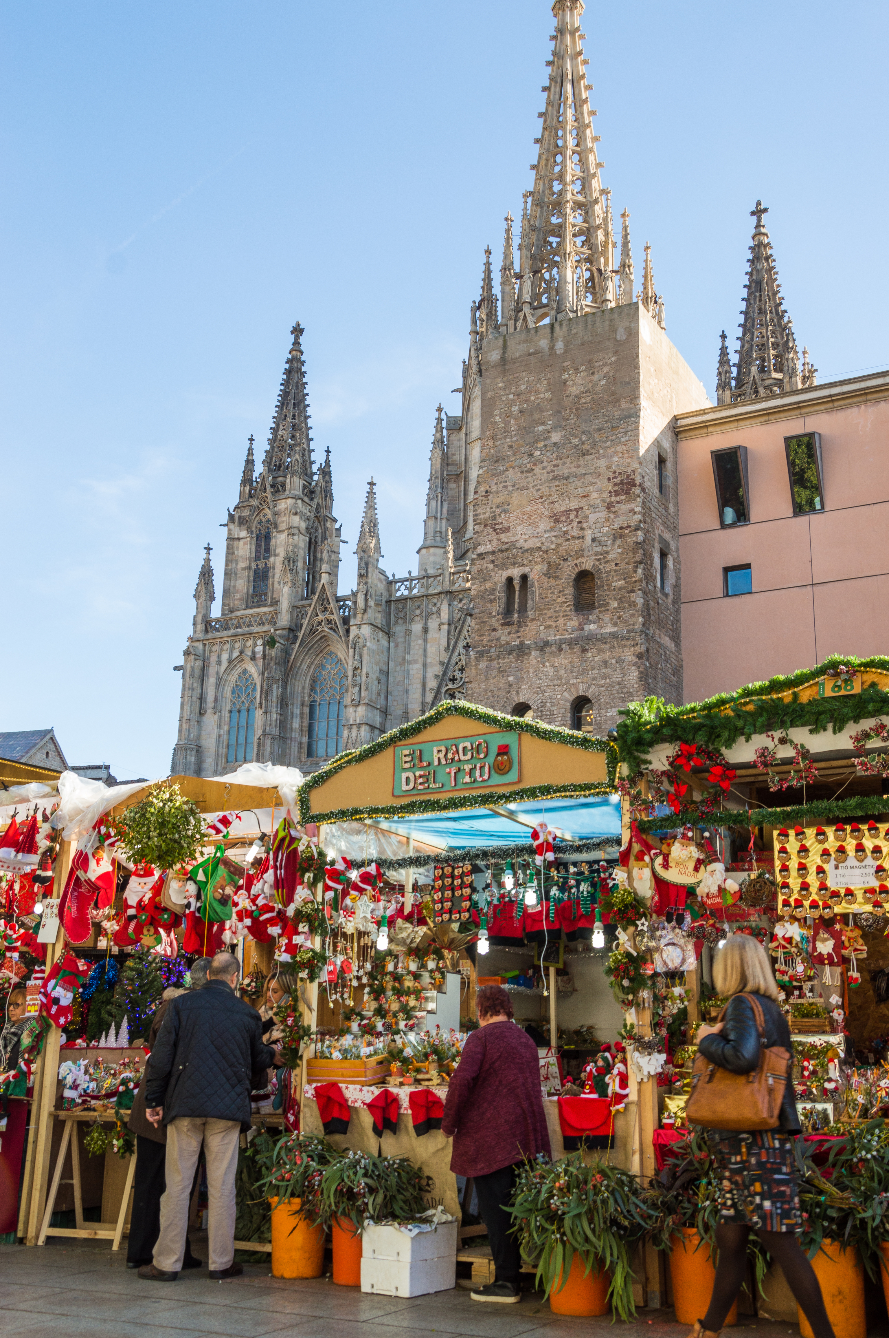 La Feria de Santa Lucía, junto a la catedral de Barcelona.