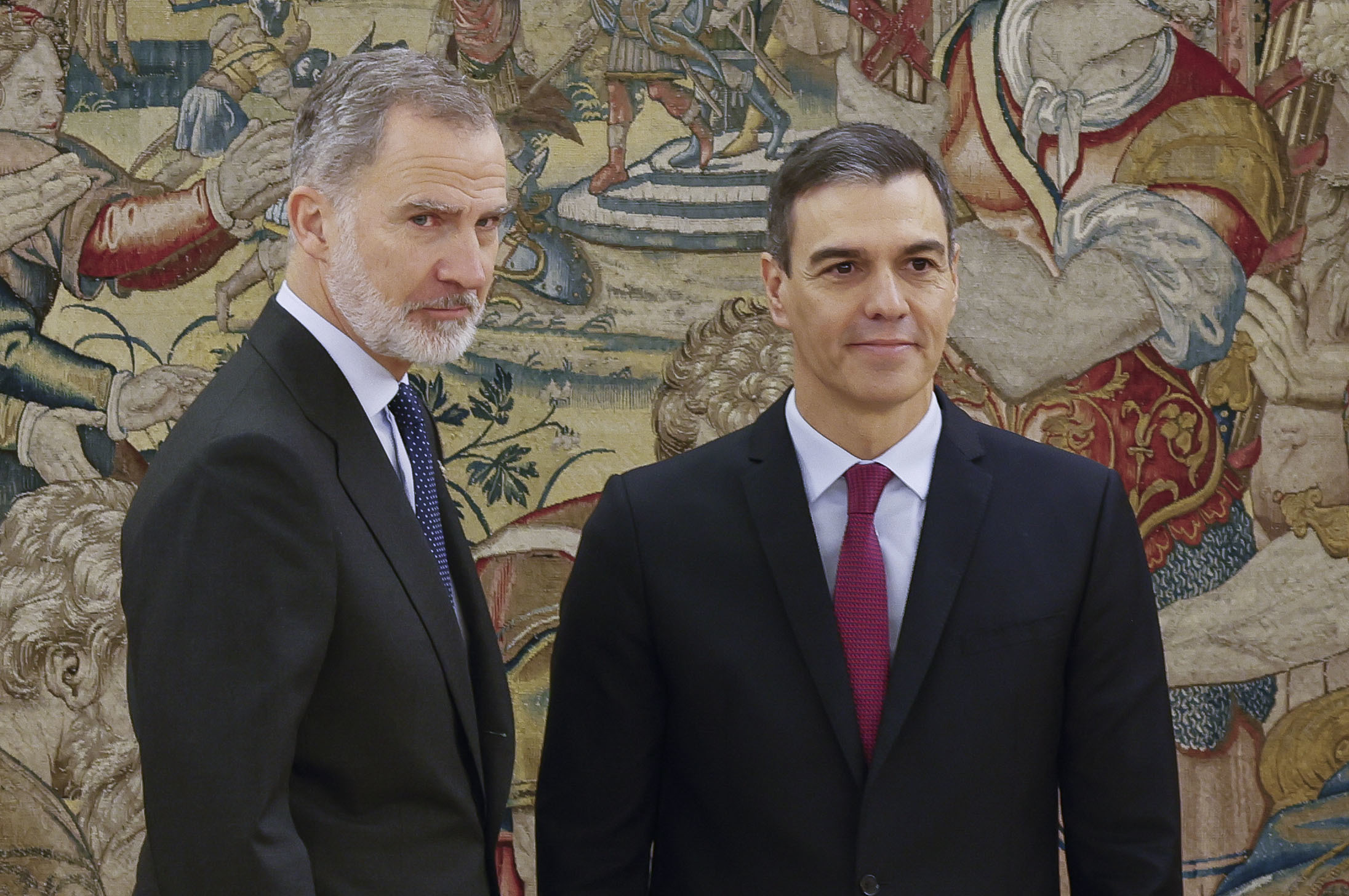 Pedro Sánchez (d) promete su cargo de presidente del Gobierno ante el Rey Felipe VI.