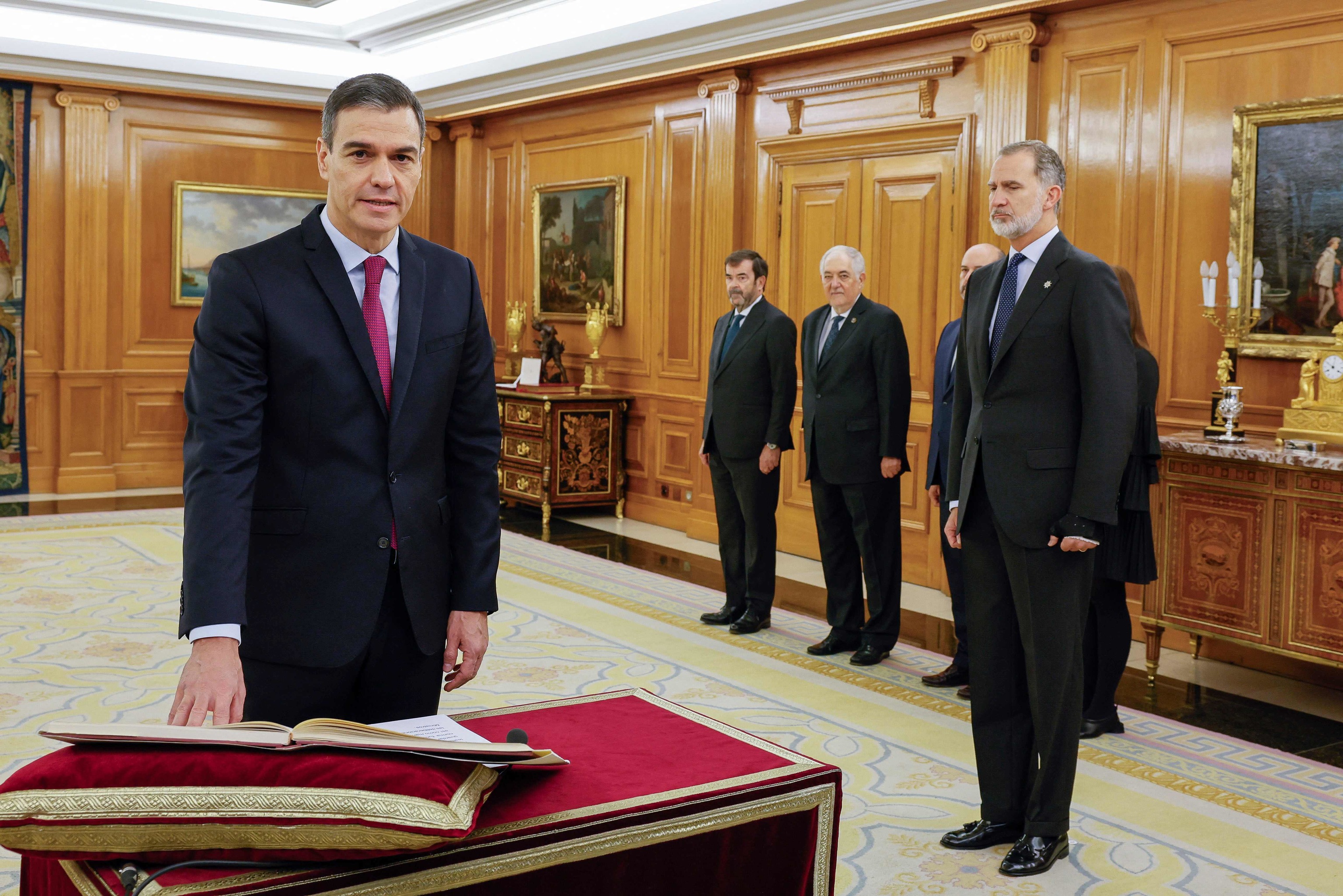 Pedro Sánchez jura su cargo ante la Constitución la semana pasada en presencia de su Majestad el Rey Felipe VI.