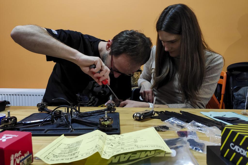 Grupos de voluntarios ucranianos buscan acelerar la producción de drones